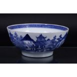 A porcelain bowl, large model, floral decor. China, Qianlong 18th century
Diam. 28,5 cm.