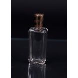 A cut crystal perfume bottle with 14 Kt. gold frame and stopper. Approx. 1880/1890.
H.: 9 cm.