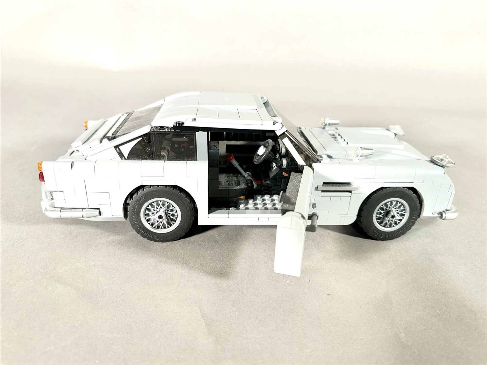 Lego - Creator Expert - 10262 - Car James Bond Aston Martin DB5 - 2000 - present. - Image 5 of 7