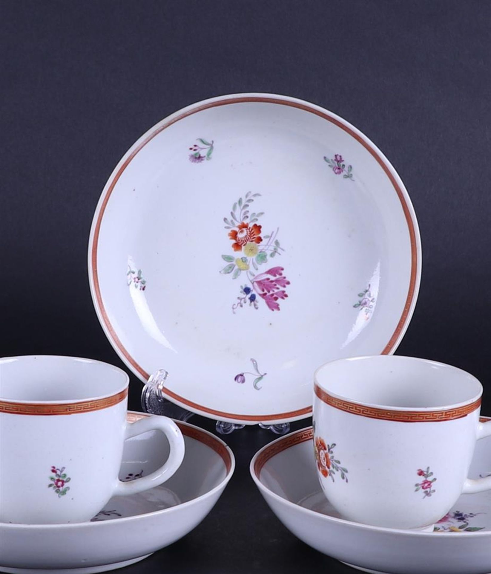 A set ofÊ(5) porcelain Famile Rose cups and saucers. China, 18th century.
Diam. 14 cm. - Image 3 of 3