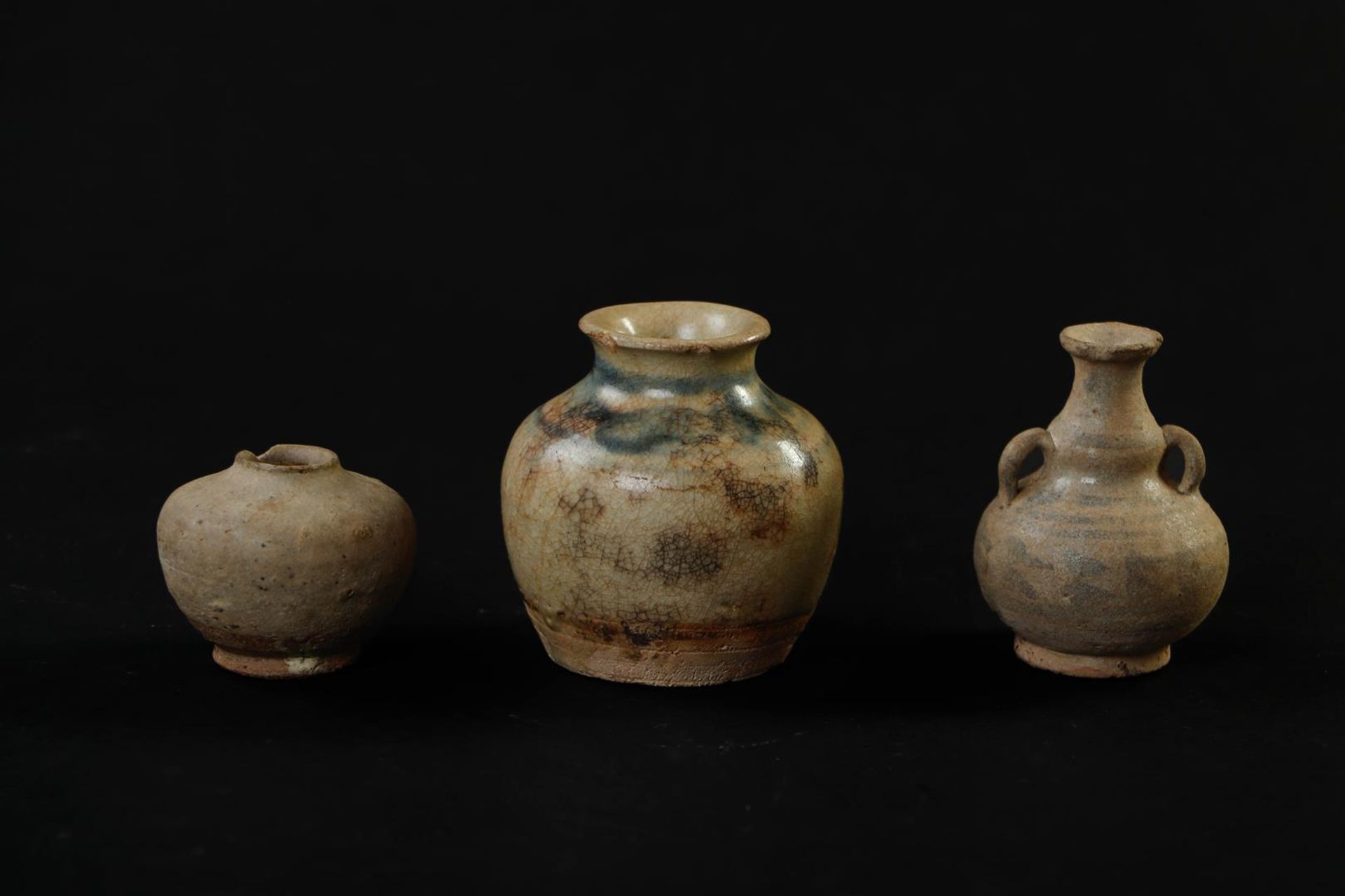 Lot of two ointment jars and a gourd model with ears, Ming period.
H. 9 cm.