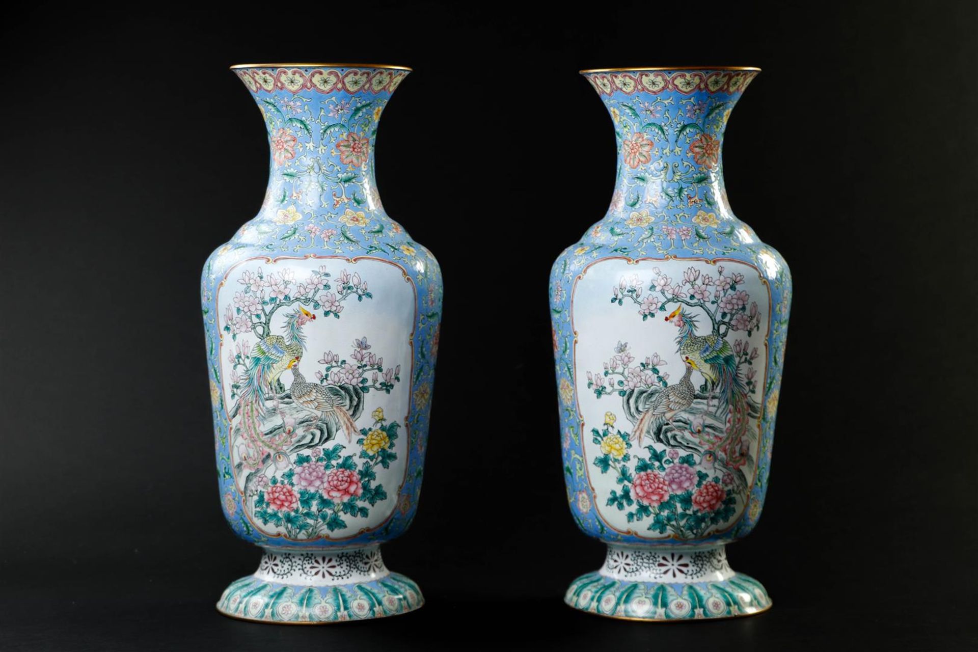 A pair of enamel famille rose vases depicting peacocks. China, 20th century.
H. 44 cm.