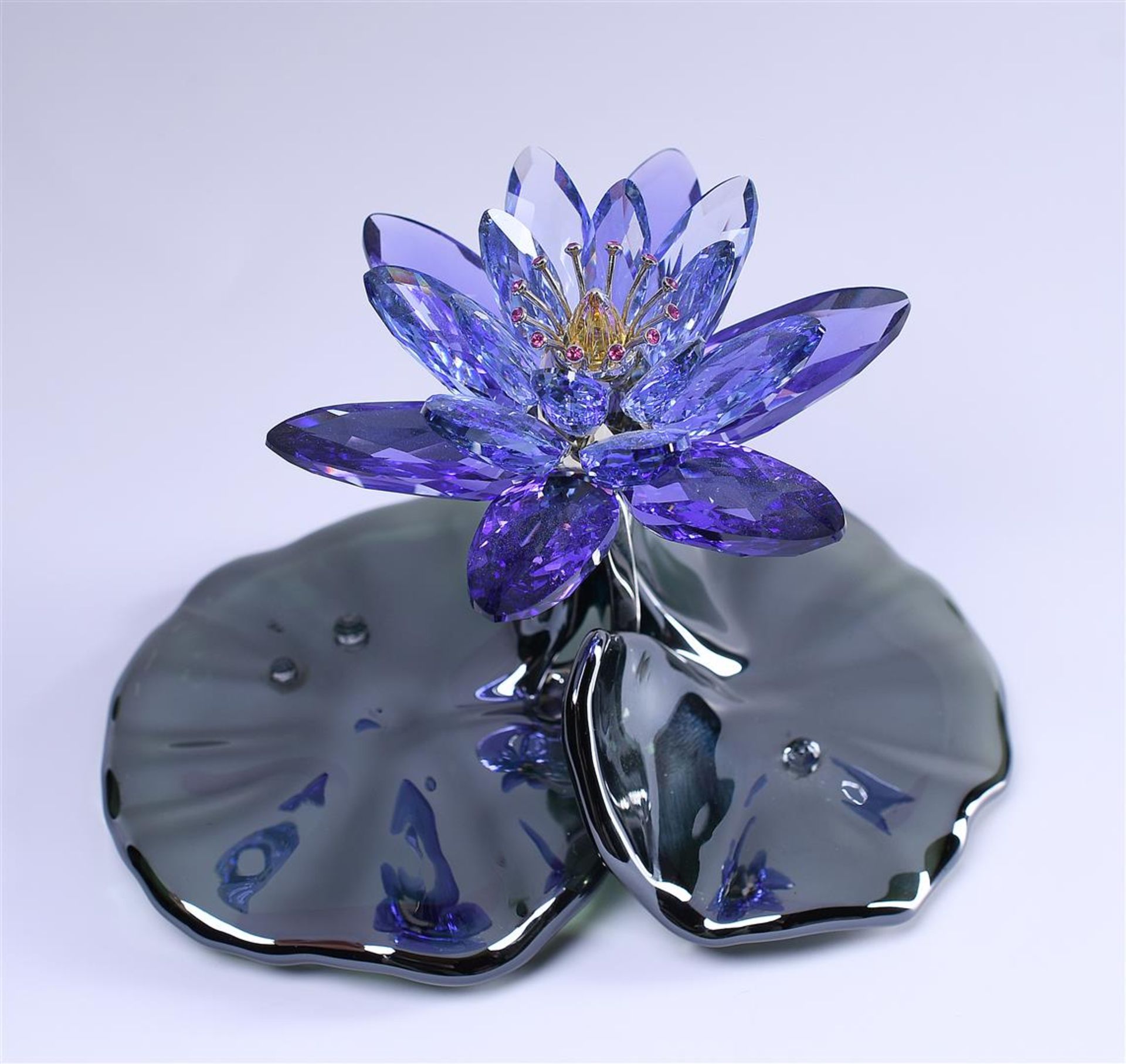 Swarovski, Water Lily - Blue Violet, Year of issue 2012, 1141630. Includes original box.
7.3 x 10.8  - Image 3 of 4