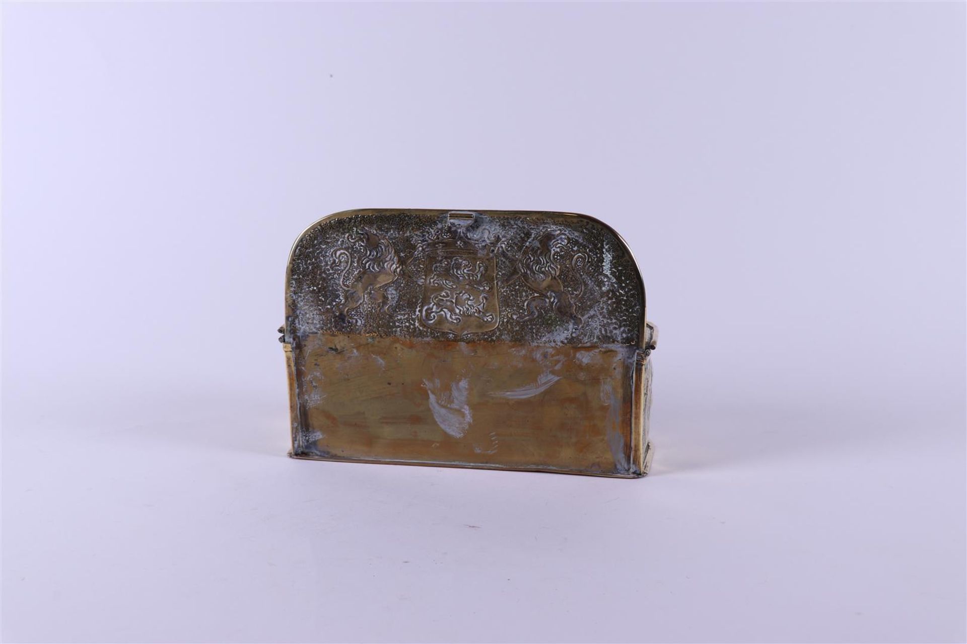 A copper tinder box with lid, Friesland, 19th century.
20 x 26 x 10 cm. - Image 3 of 3