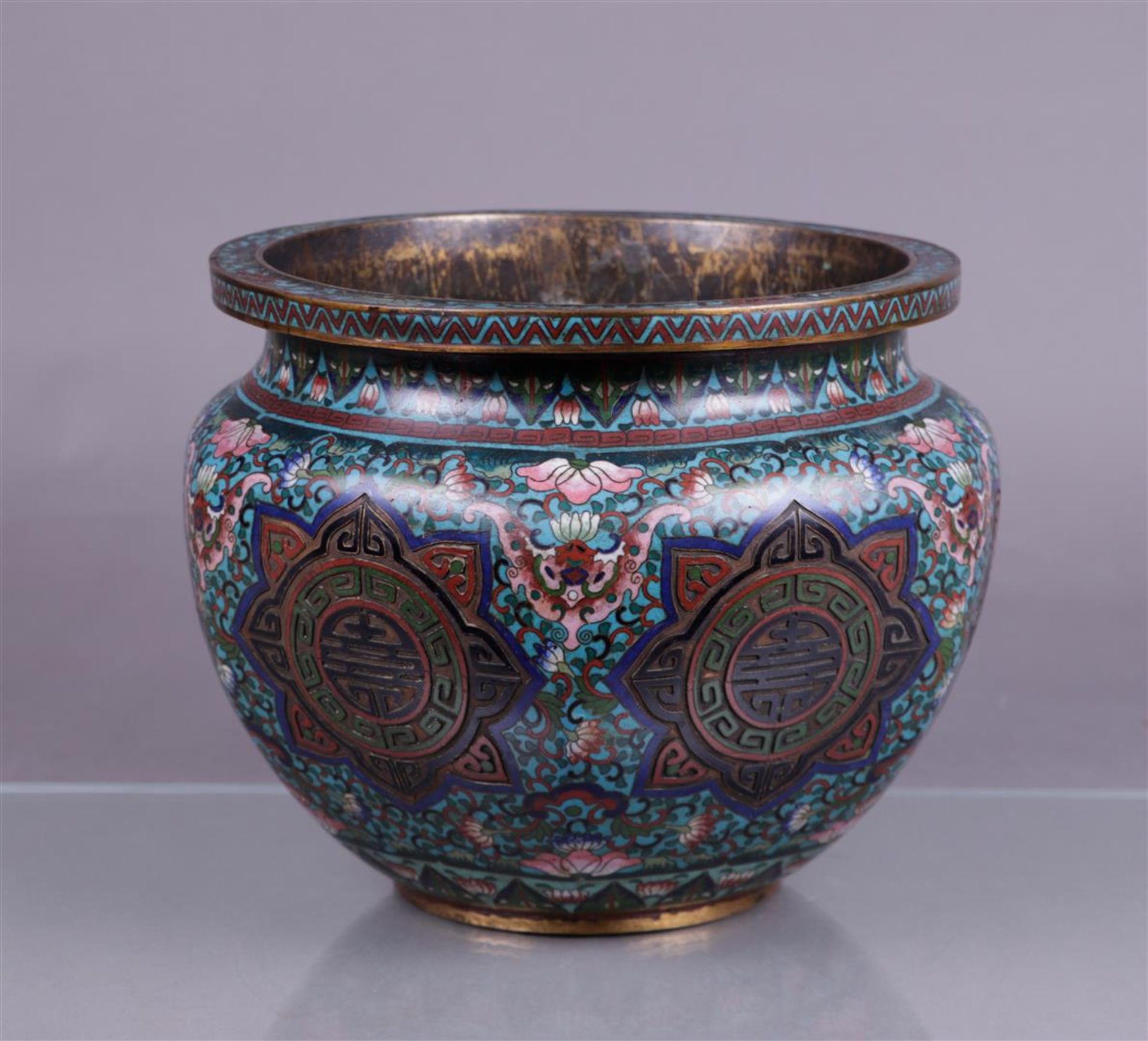 A cloisonnŽ jardiniere. China, 18/19th century. - Image 2 of 5
