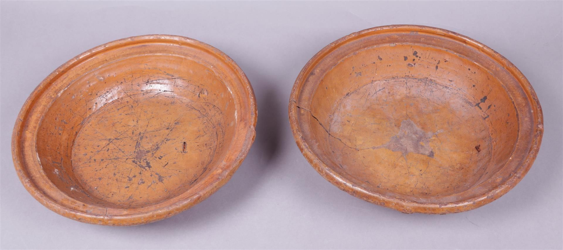 A lot of two earthenware wash basins. The cat Bergen op Zoom.
Diam. 40 cm. - Image 2 of 2
