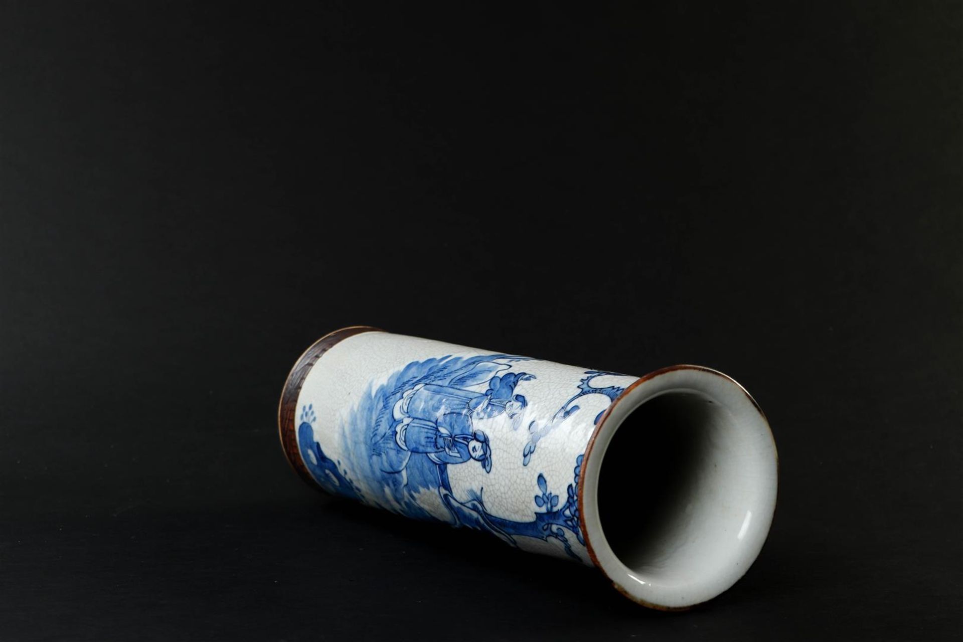 A Nanking cylinder vase decorated with various figures.
H. 35 cm. - Bild 4 aus 5