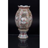 A porcelain cabinet vase with openwork decor. Famille Rose. China, 19th century.
H. 33 cm.