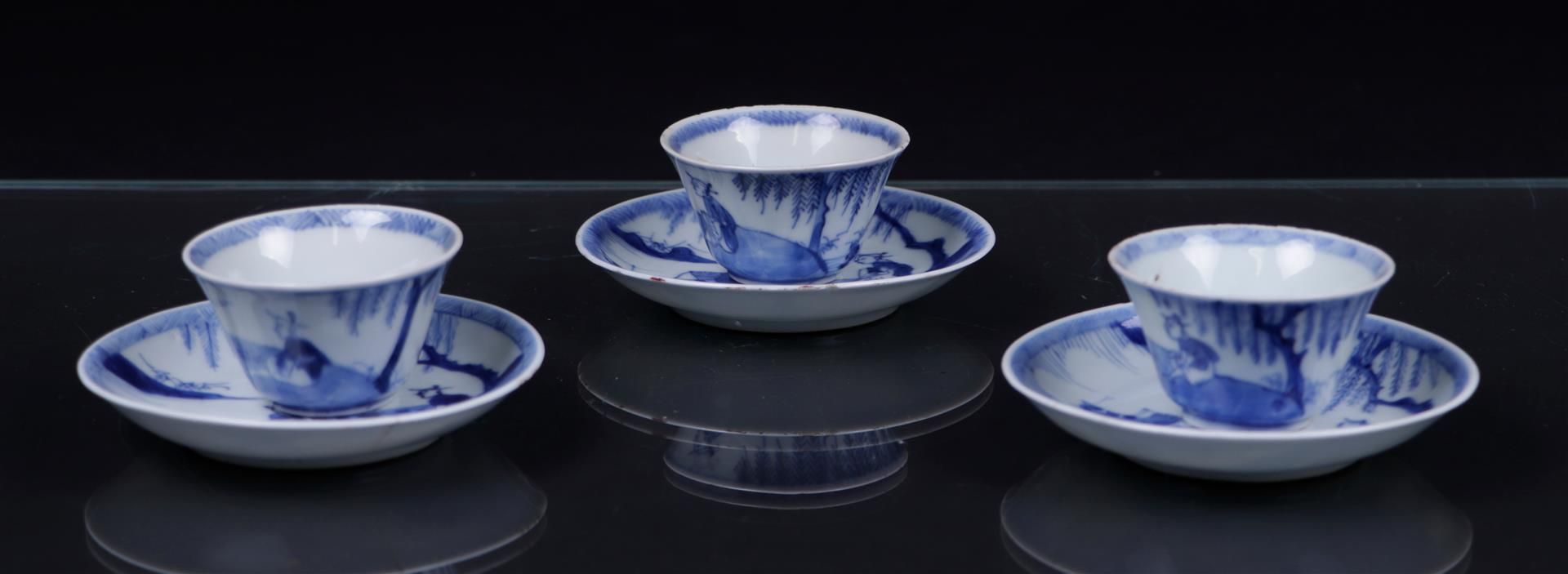 Three crazy cups and saucers in a landscape decor with a lotus border. China, Qianlong.
Diam. 10 cm.