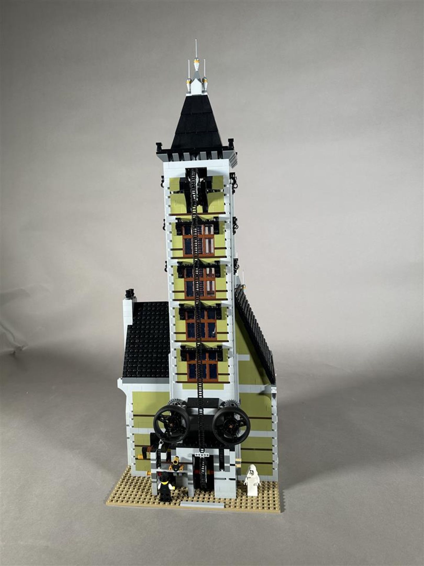 Lego Creator Expert Haunted House - 10273 - Image 4 of 4