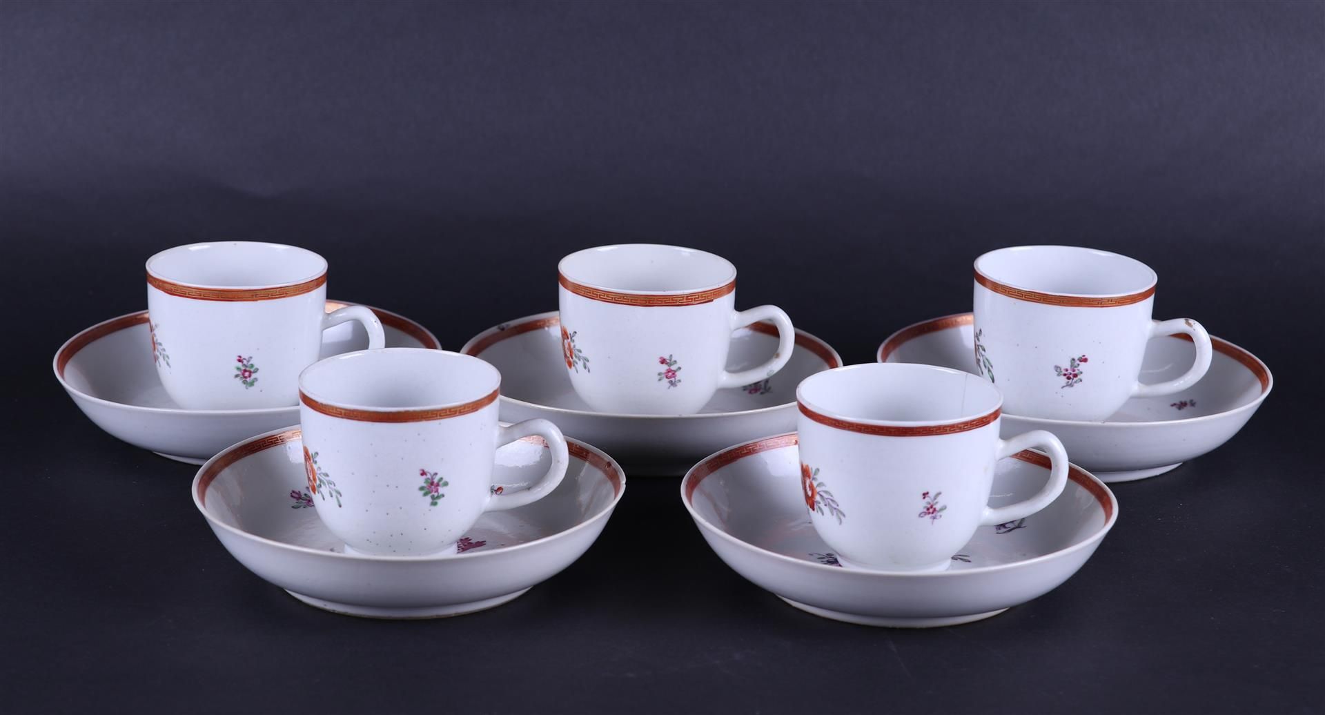 A set ofÊ(5) porcelain Famile Rose cups and saucers. China, 18th century.
Diam. 14 cm.