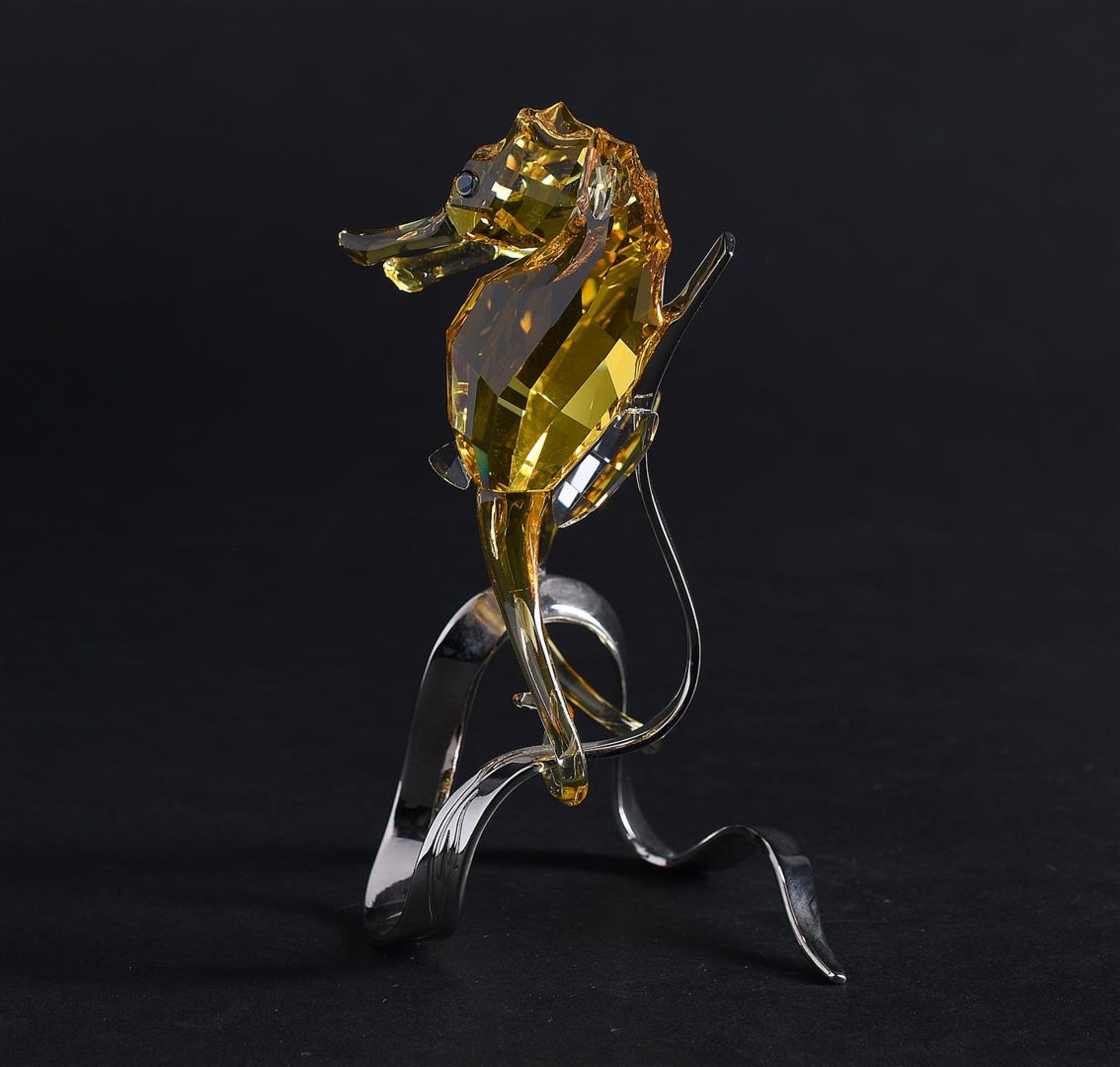 Swarovski, seahorses light topaz, year of issue 2010, 1033926. Includes original box.
H. 11,8 cm. - Bild 3 aus 5