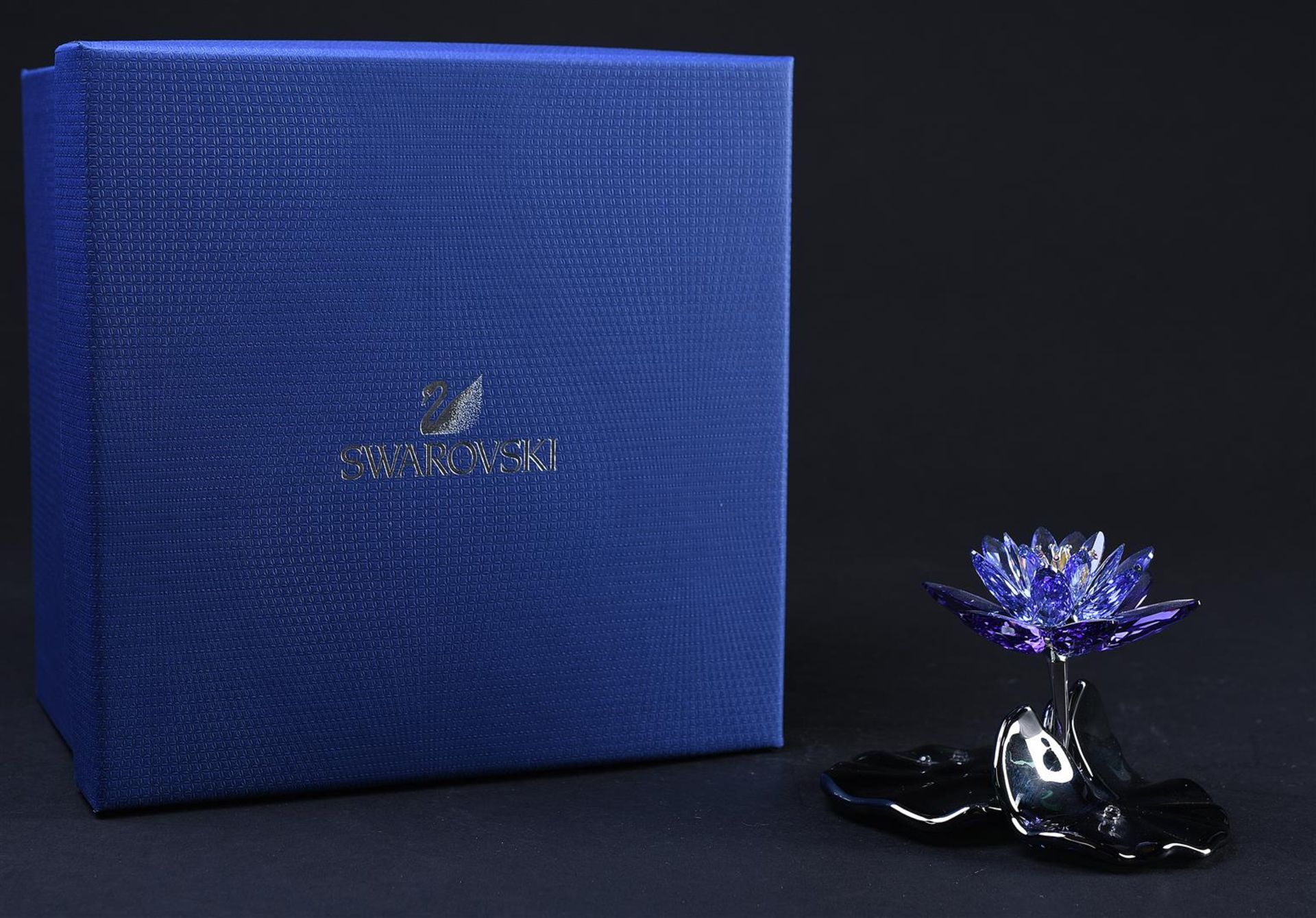 Swarovski, Water Lily - Blue Violet, Year of issue 2012, 1141630. Includes original box.
7.3 x 10.8  - Image 4 of 4