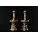 A pair of cloisonne candlesticks decorated with dragons. China, 20th century.
H. 27 cm.