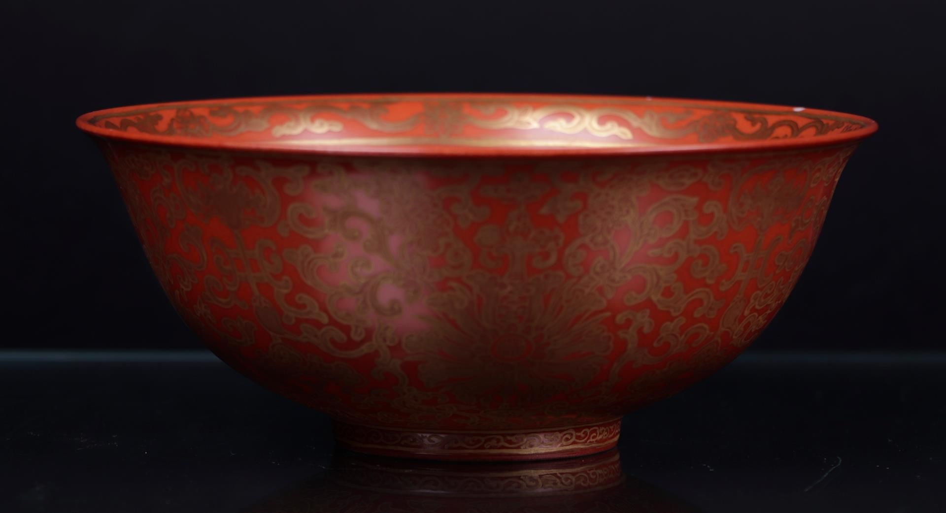 A porcelain iron red bowl, marked Daoguang. China, 19/20th century.
Diam. 16,5 cm.