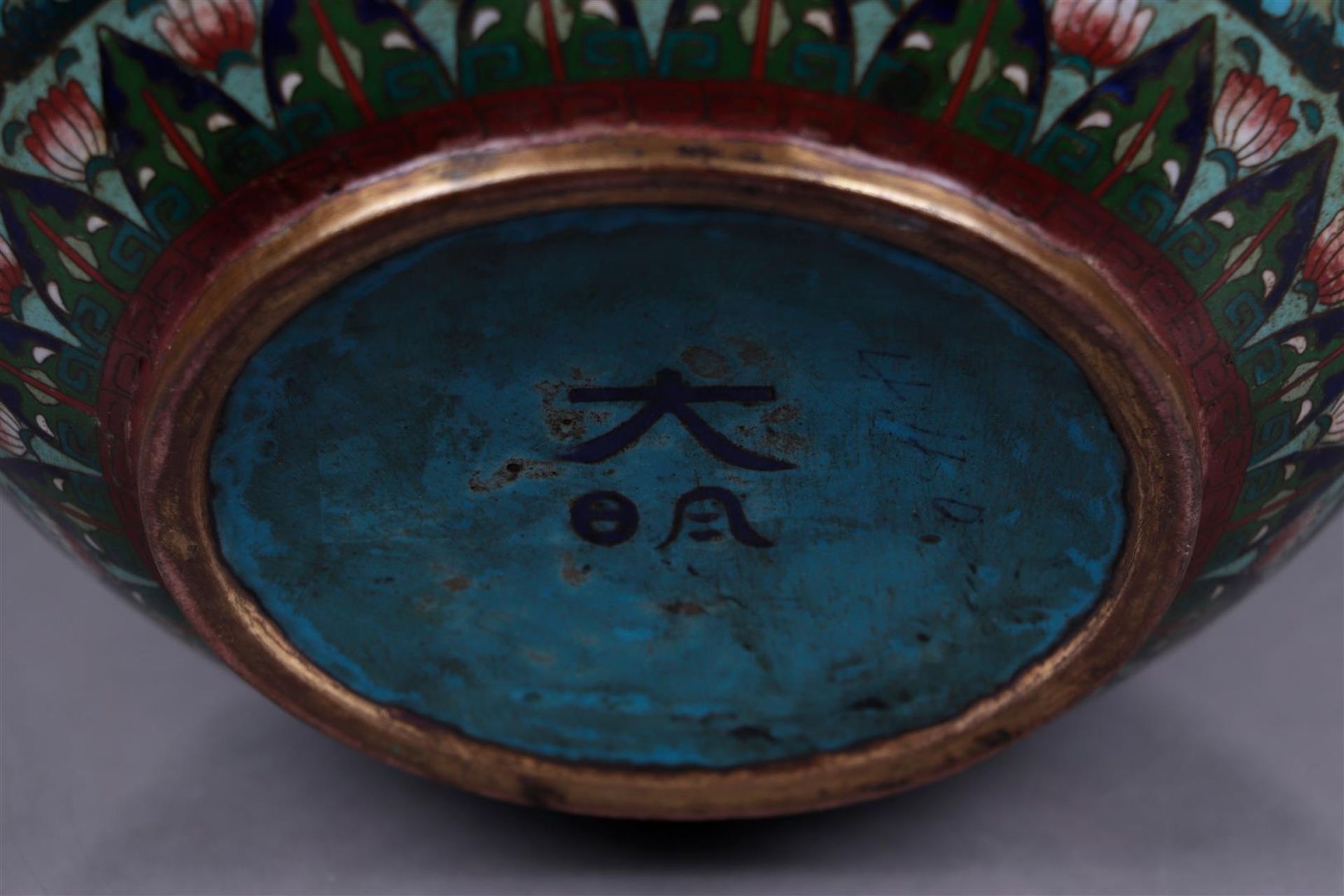 A cloisonnŽ jardiniere. China, 18/19th century. - Image 5 of 5
