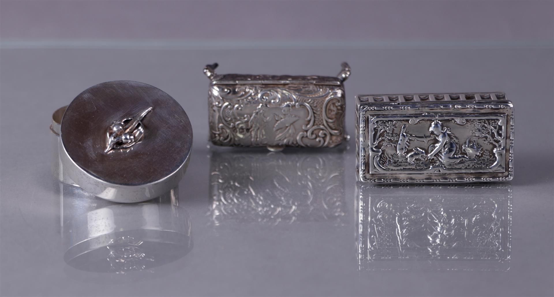 Lot of silver miniatures consisting of photo frame and boxes. 120 grams. - Image 4 of 6