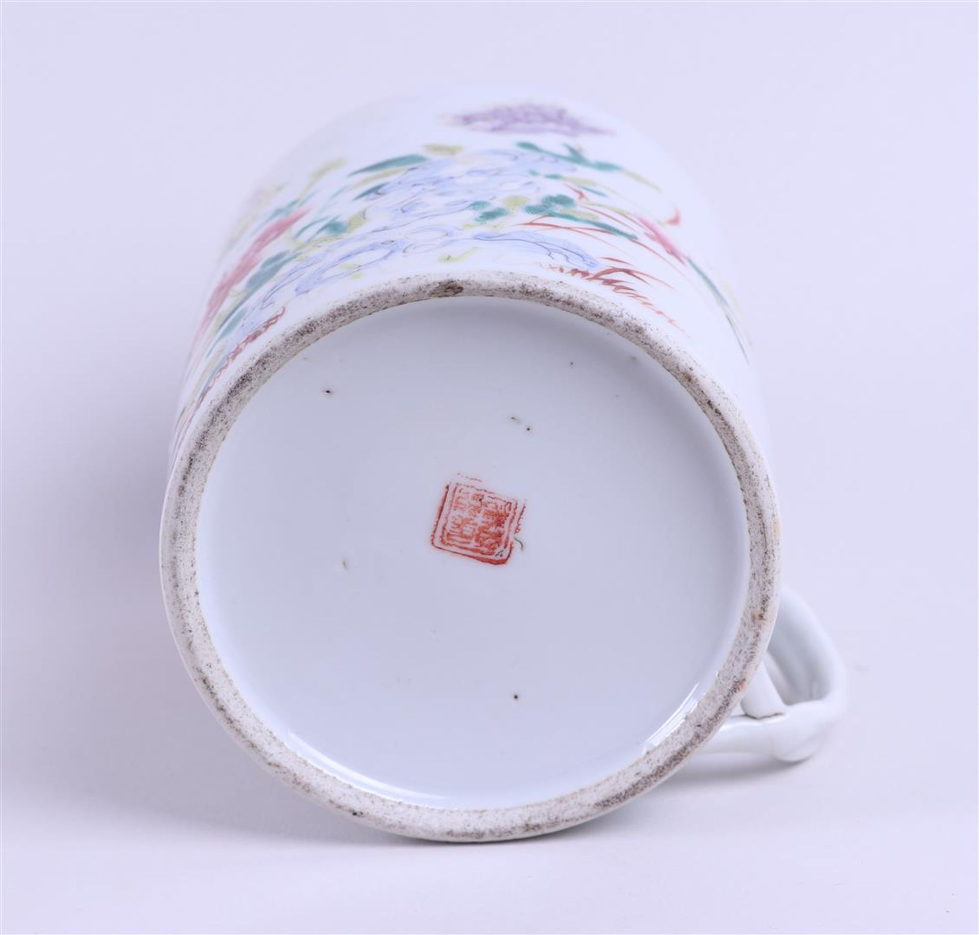A porcelain Famille Rose cup with woven handle with rich floral decoration on rock decor with bird a - Image 5 of 5