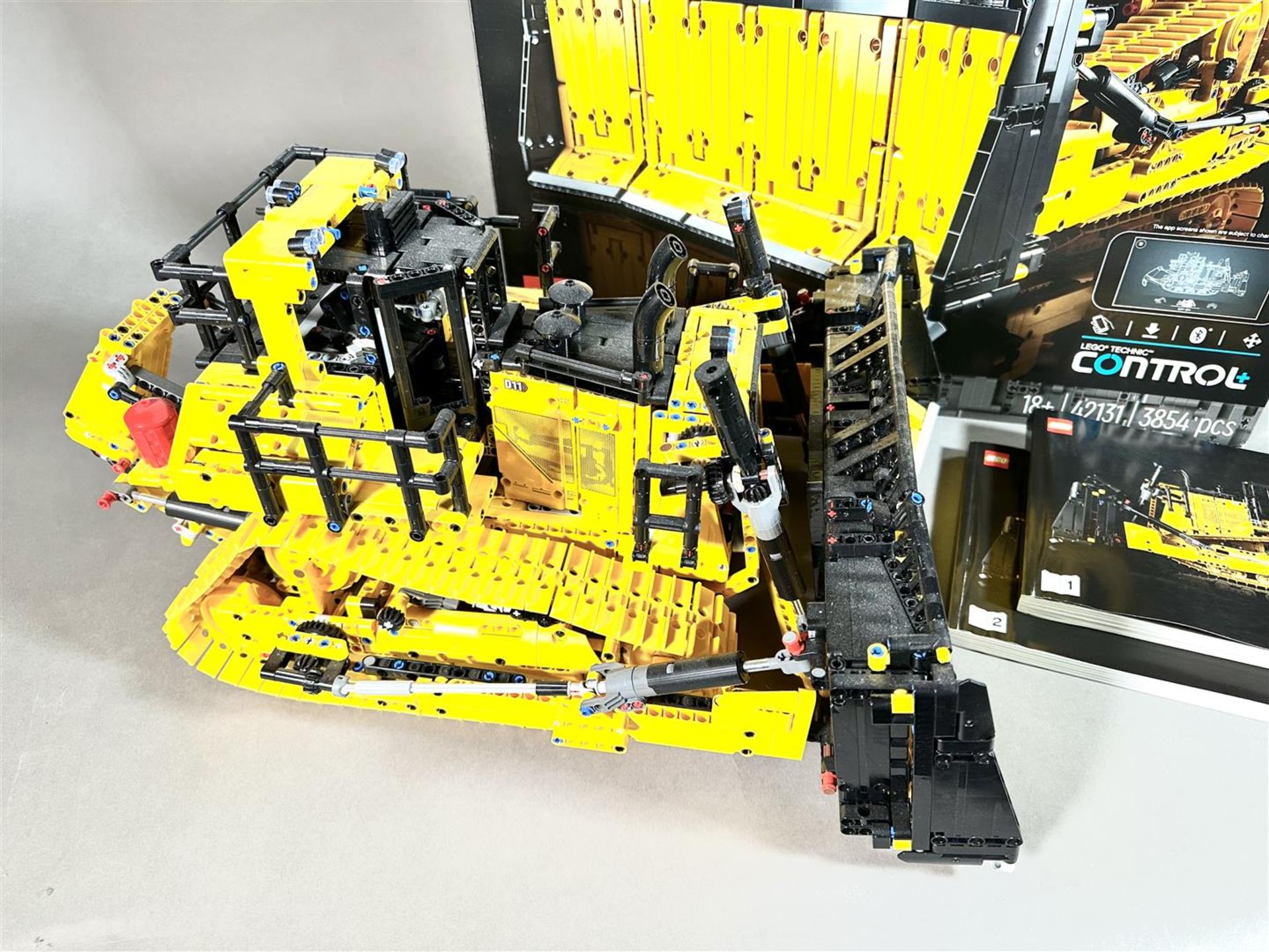 Lego - Technic - 42131 - Lego Cat D11 Bulldozer - 2020 - present. - Bild 2 aus 2