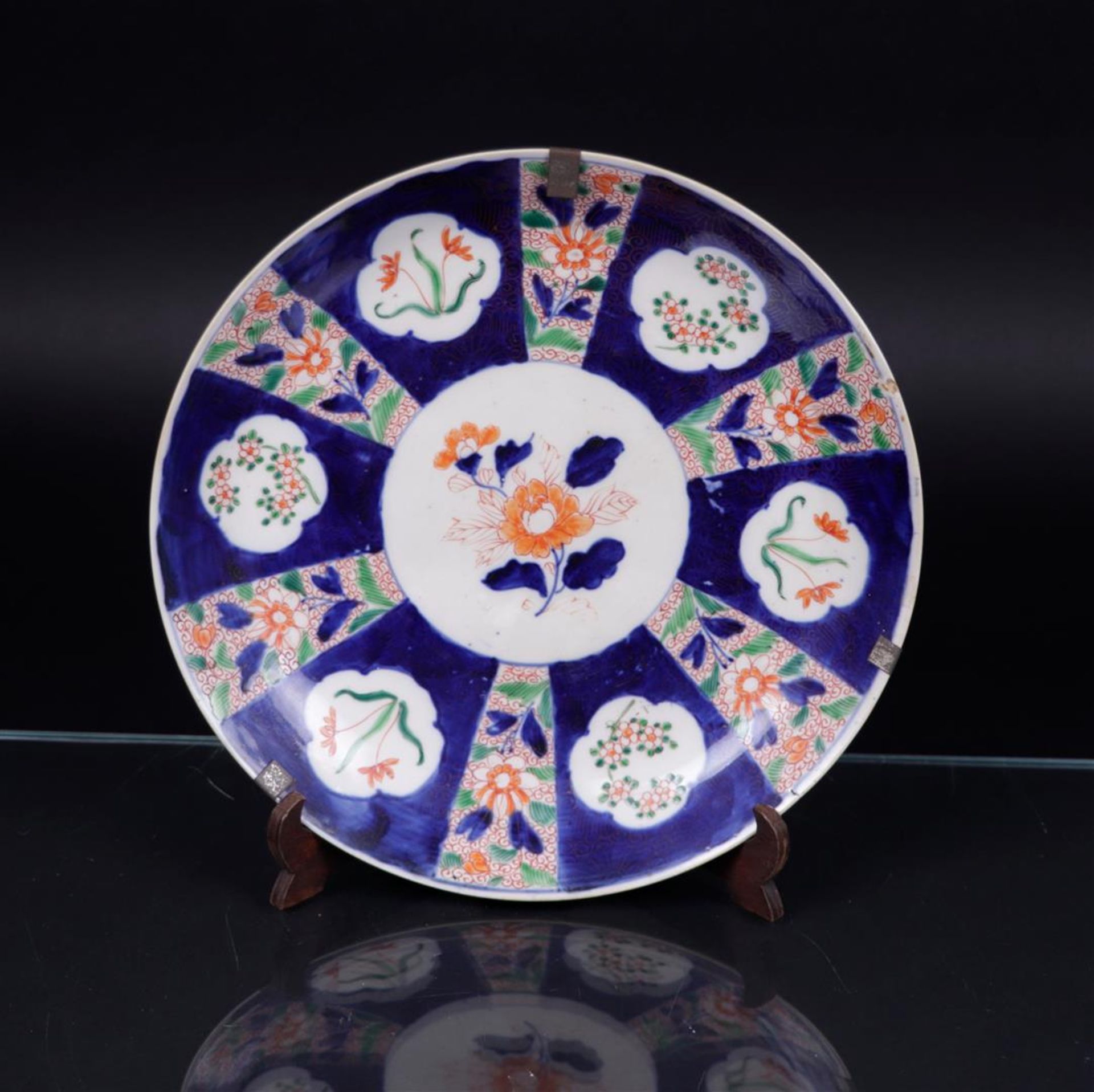 A large porcelain dish with border and flower decoration. Chinese Imari 19th century.
Diam. 31 cm.