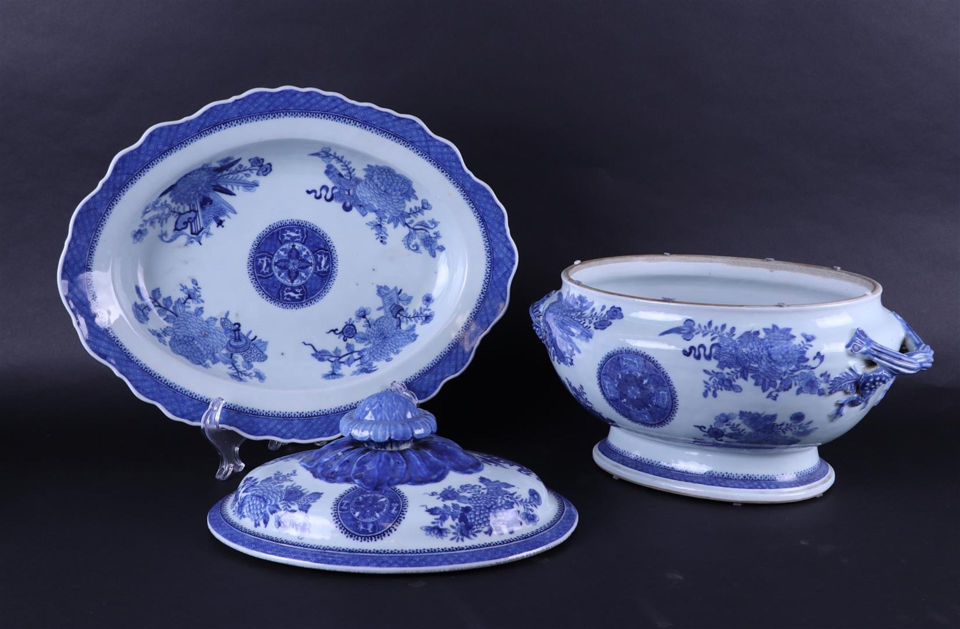 A large porcelain terinne on a lower dish. Floral decoration. China, Qianlong.
40 x 28 cm. - Bild 2 aus 3
