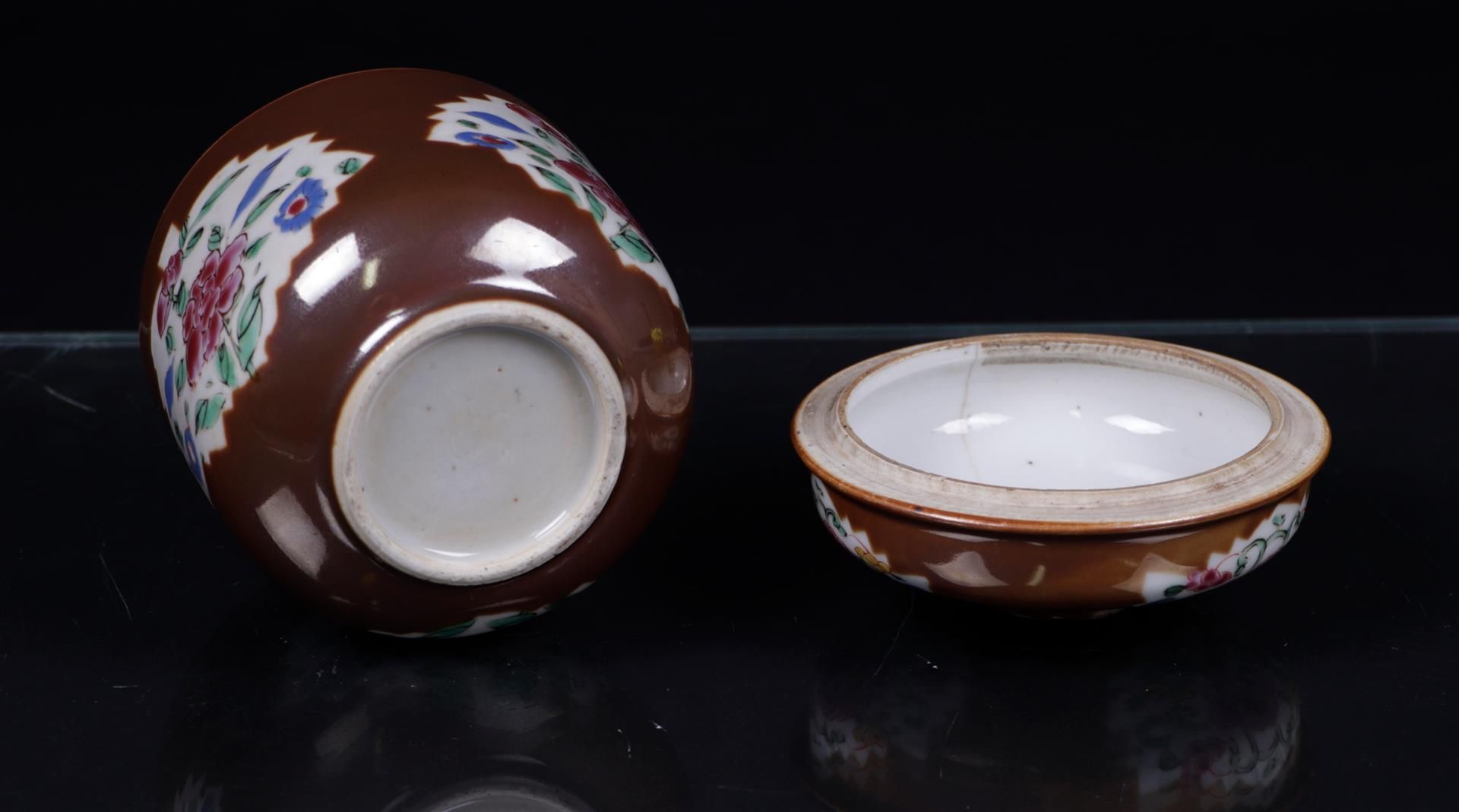 A porcelain Famille-Rose sugar jar with lid, leaf/bed decor. China, Qianlong.
H. 14 cm. - Image 2 of 2