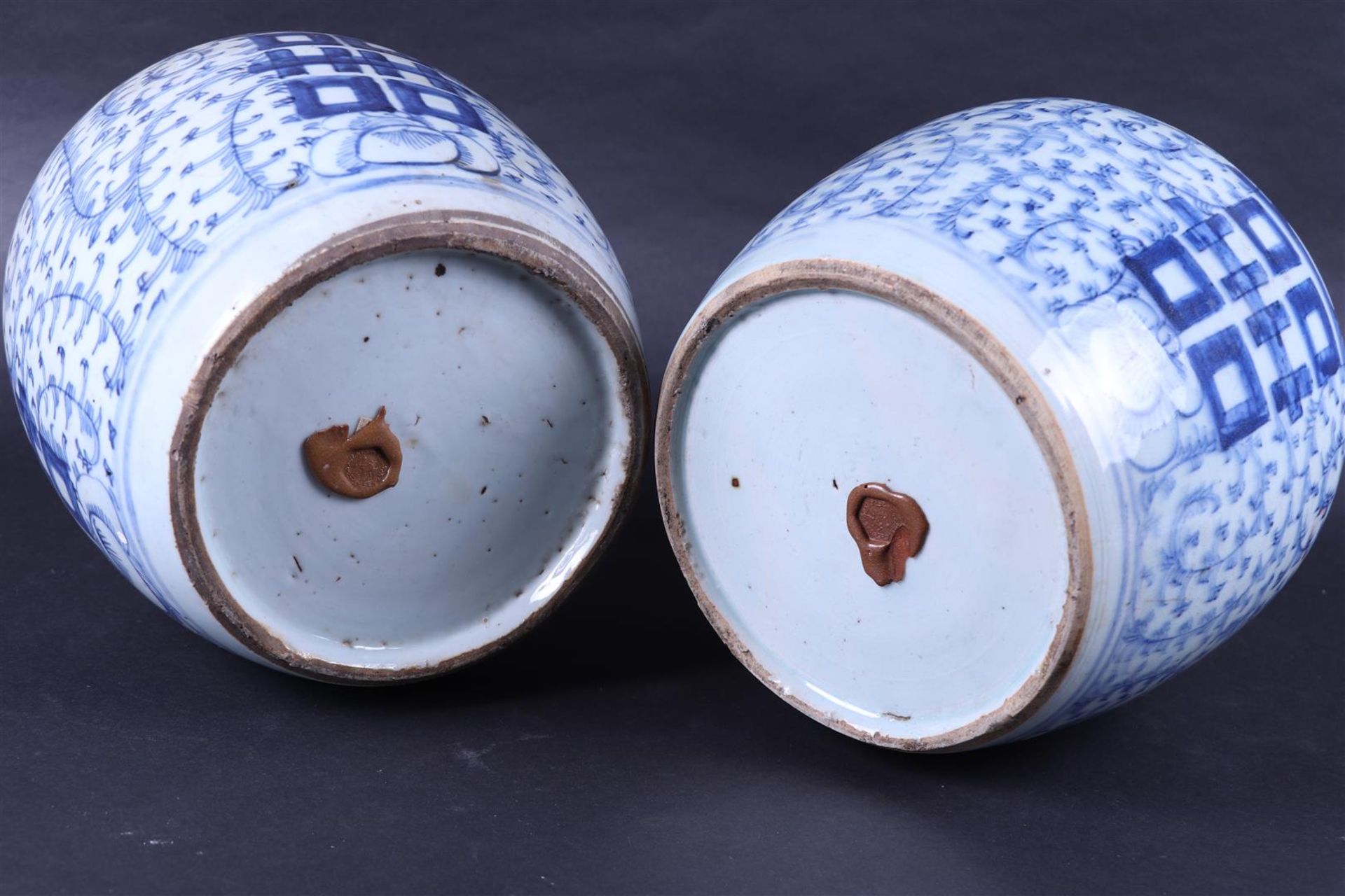 Two porcelain storage jars with double happiness decor, seal mark on the bottom. China, 19/20th cent - Bild 4 aus 5