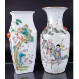 A lot of two porcelain vases with floral decor. China, early 20th century.
H. 43 cm.