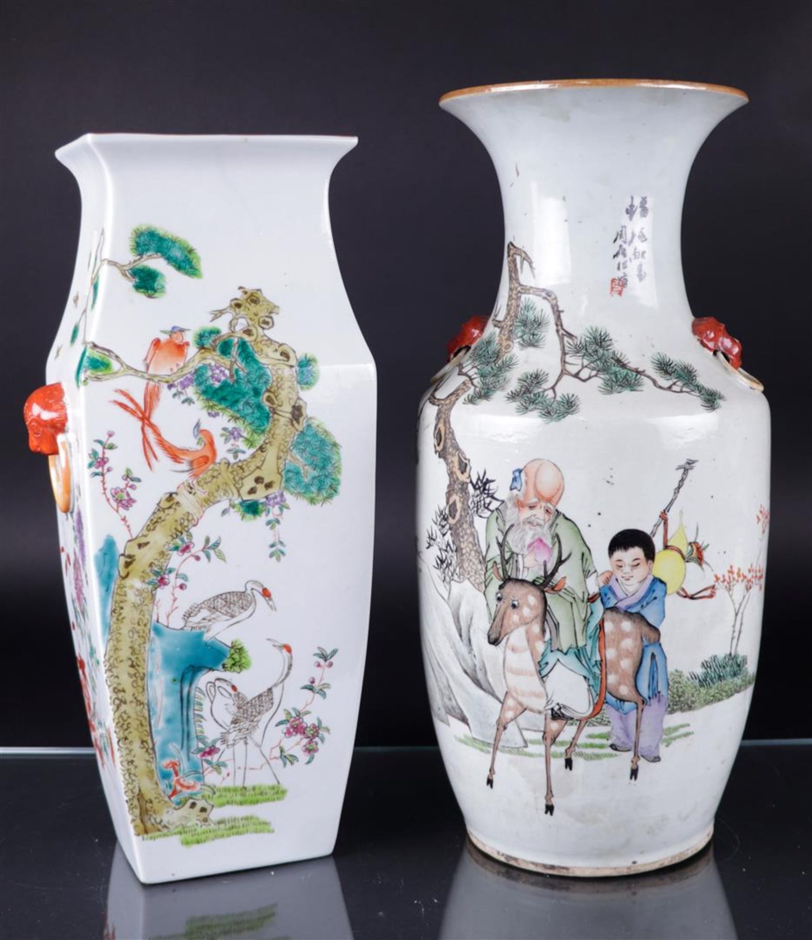 A lot of two porcelain vases with floral decor. China, early 20th century.
H. 43 cm.
