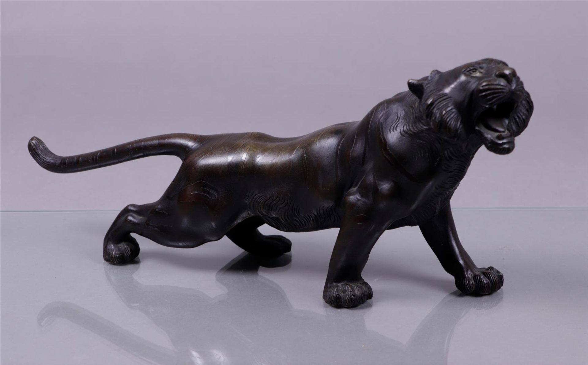 Bronze patinated tiger. Japan, 19/20th century.
L. 41 cm.