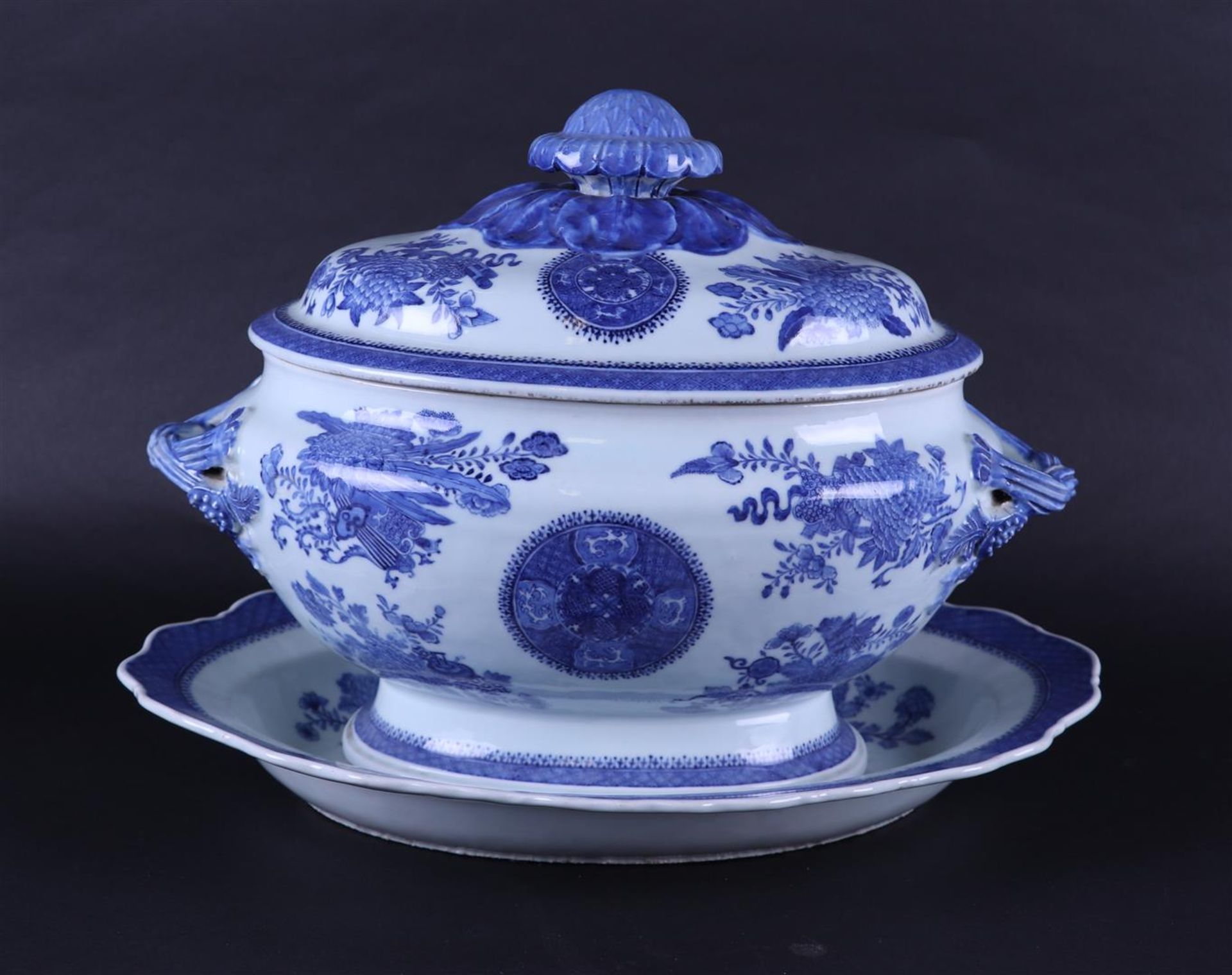 A large porcelain terinne on a lower dish. Floral decoration. China, Qianlong.
40 x 28 cm.