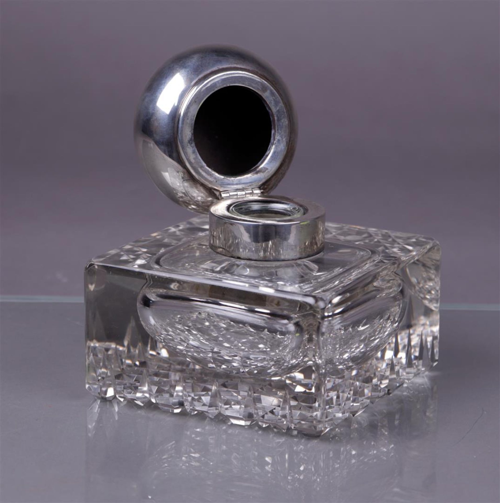 A large crystal inkwell with silver cap, marked 800 and Zaun. 1st half 20th century.
14 x 14 x 14 cm - Image 4 of 4