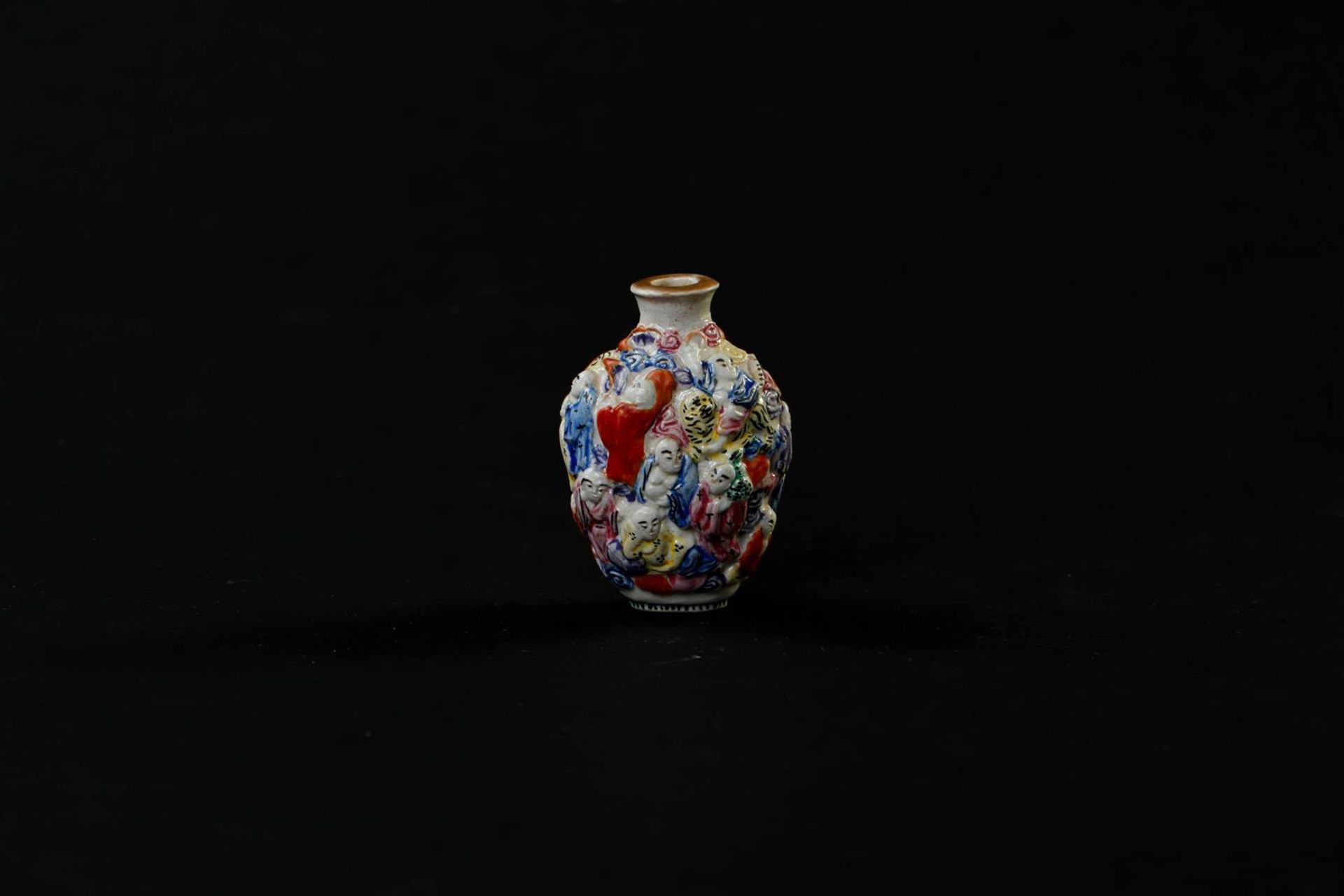 A porcelain snuff bottle famille rose / polychrome relief decor philosophers, bottom four-mark Qianl
