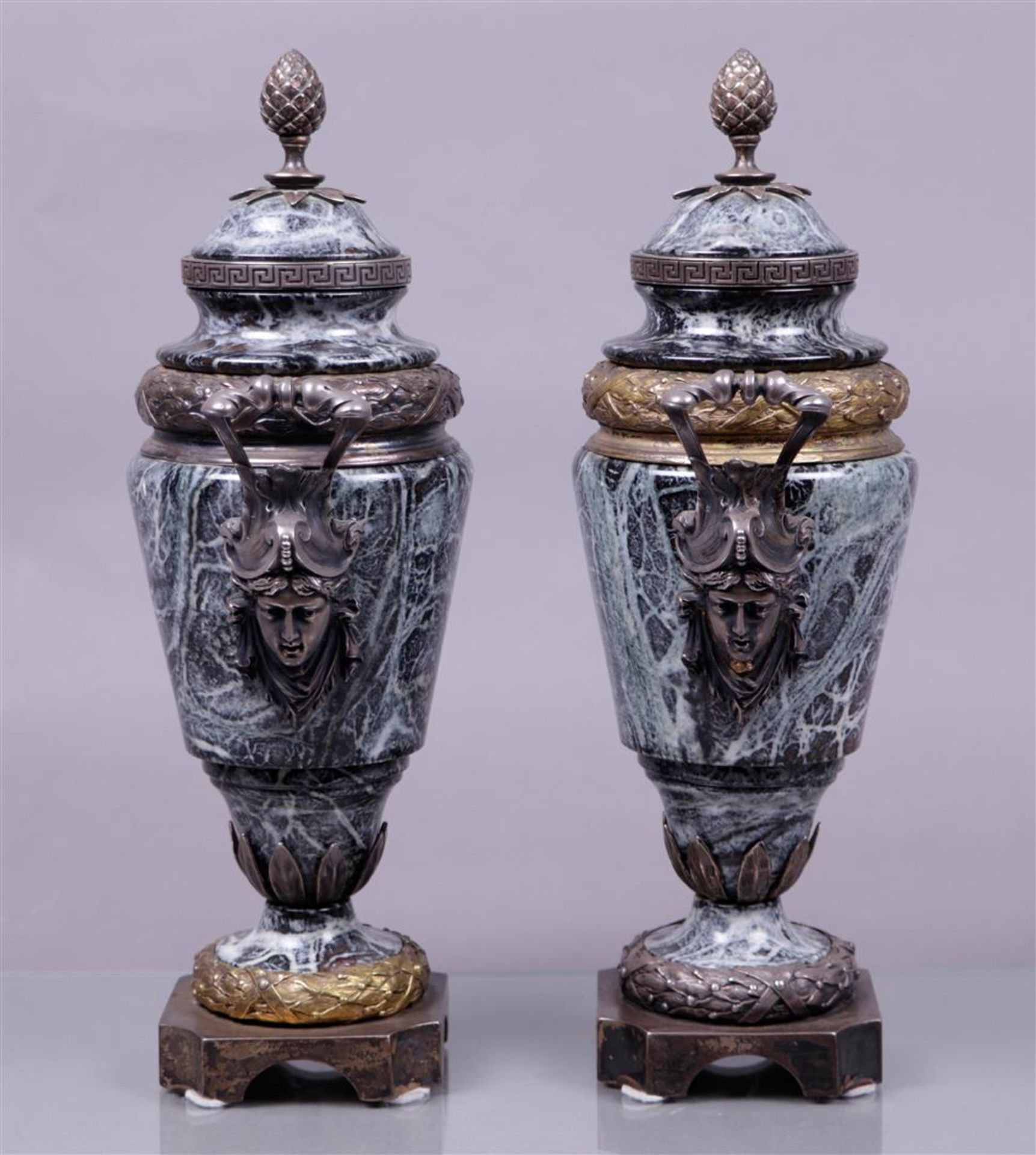 A pair of marble casolettes with cast bronze frames. Italy.
H. 44,5 cm. - Bild 2 aus 3