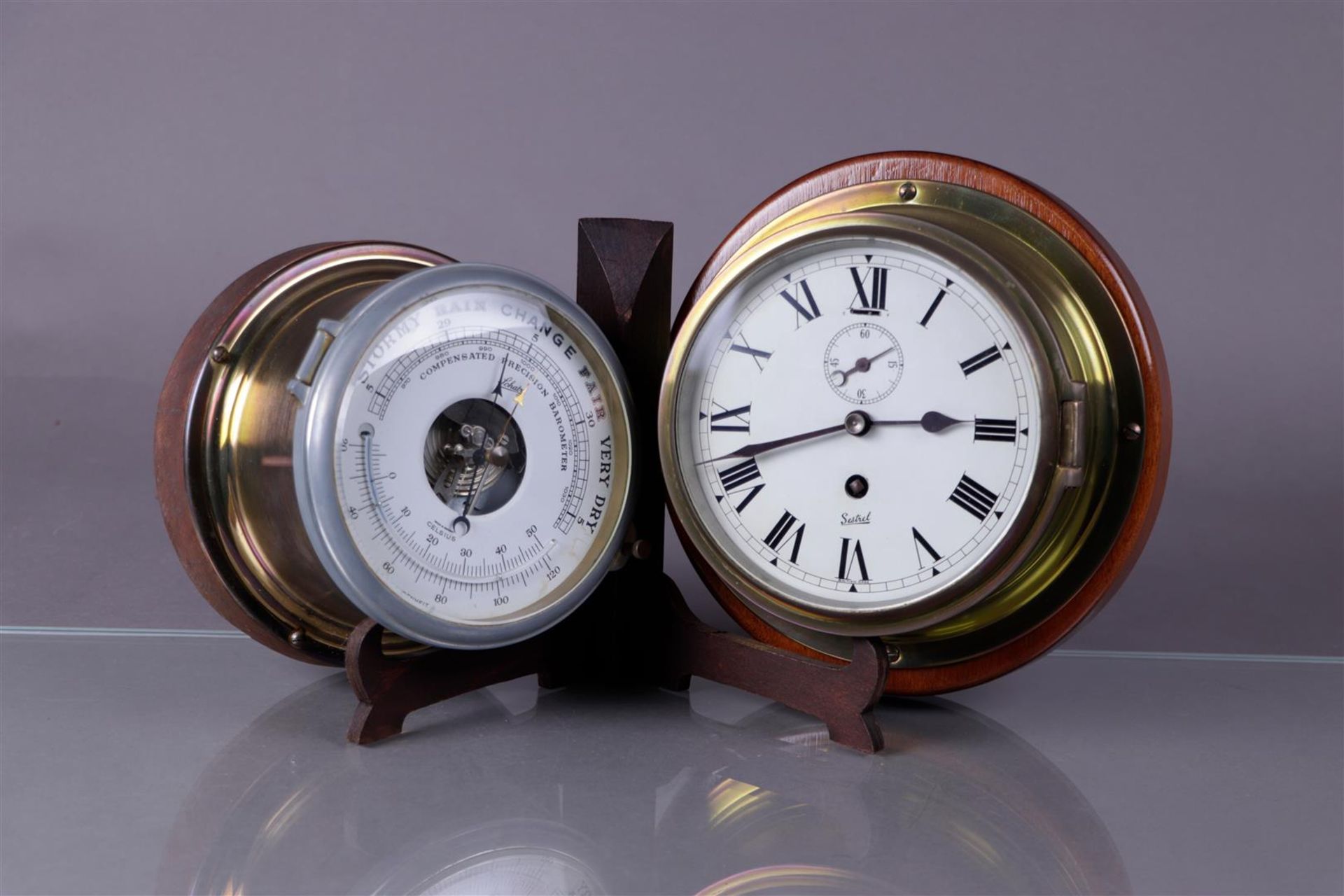 A lot consisting of a ship's clock and barometer. England, 20th century.