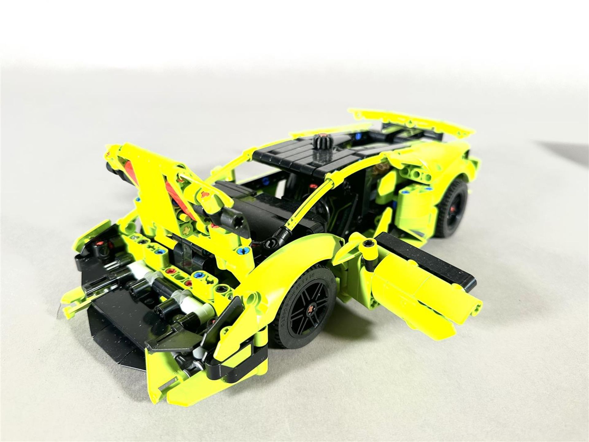 Lego Technic Lamborghini Hurac‡n Tecnica - 42161 - Image 4 of 4