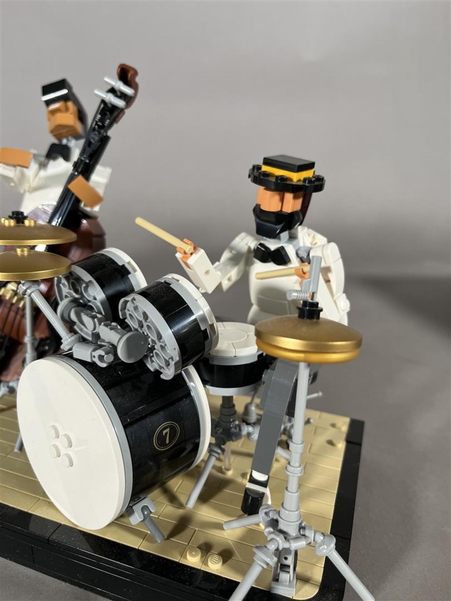 LEGO Ideas 21334 - Jazz Quartet - Image 5 of 6