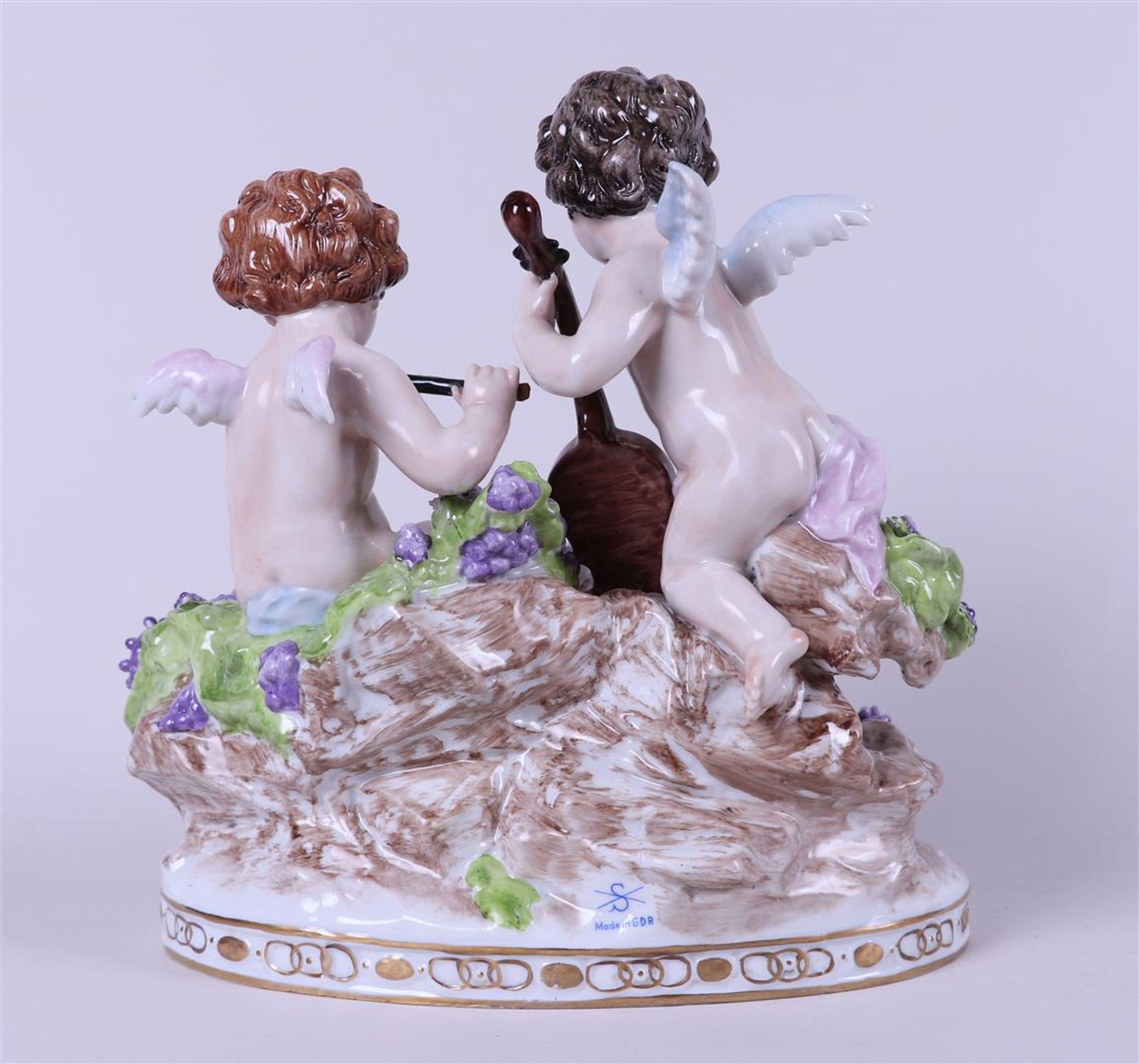 A porcelain group depicting two putti playing music, marked Sitzendorf. Germany, 20th century.
23 x  - Bild 5 aus 7