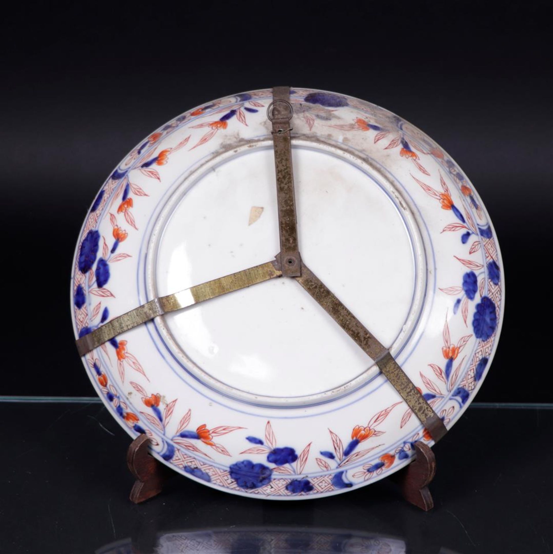 A large porcelain dish with border and flower decoration. Chinese Imari 19th century.
Diam. 31 cm. - Image 2 of 2