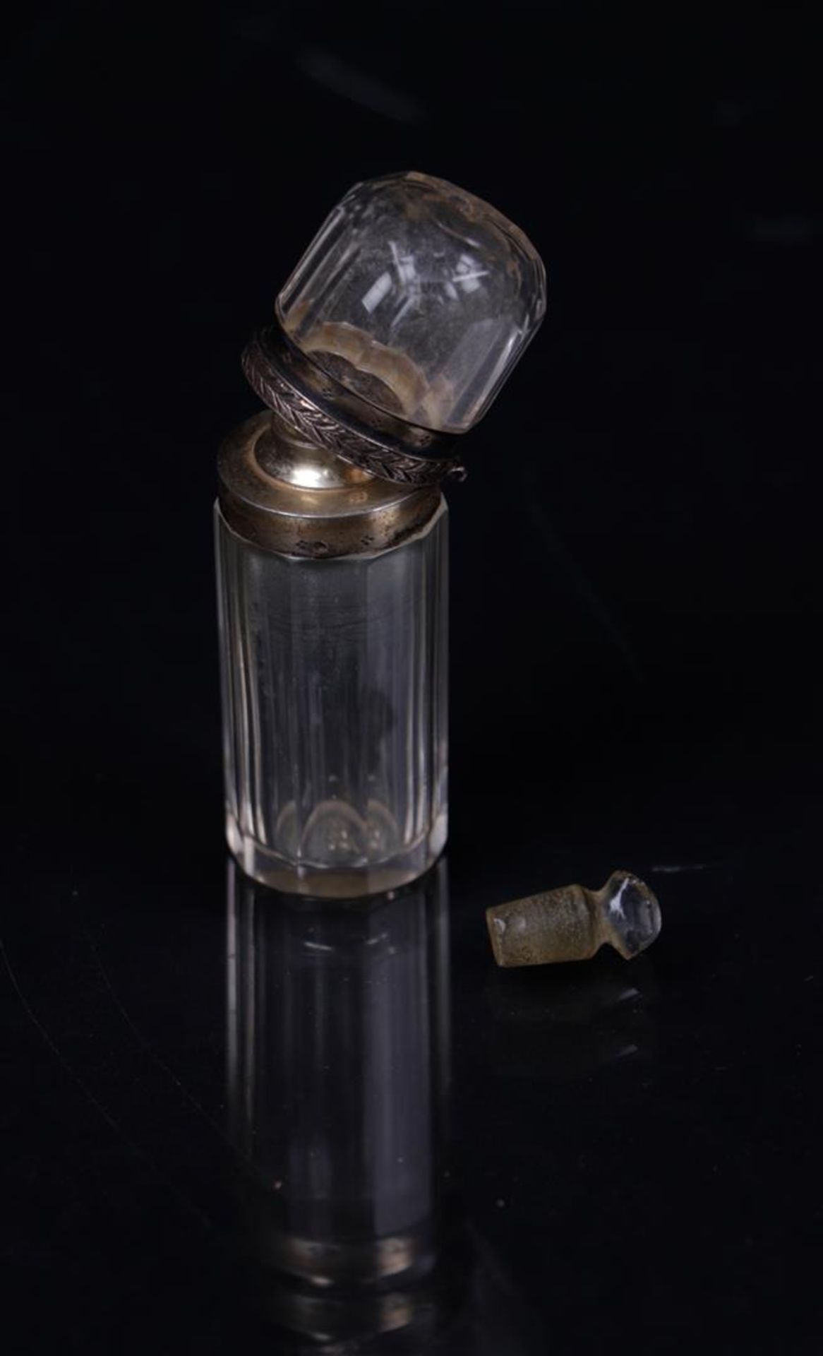 A lot consisting of (2) perfume bottles and a pill box, (2) of which are made of mother-of-pearl. Al - Bild 3 aus 3