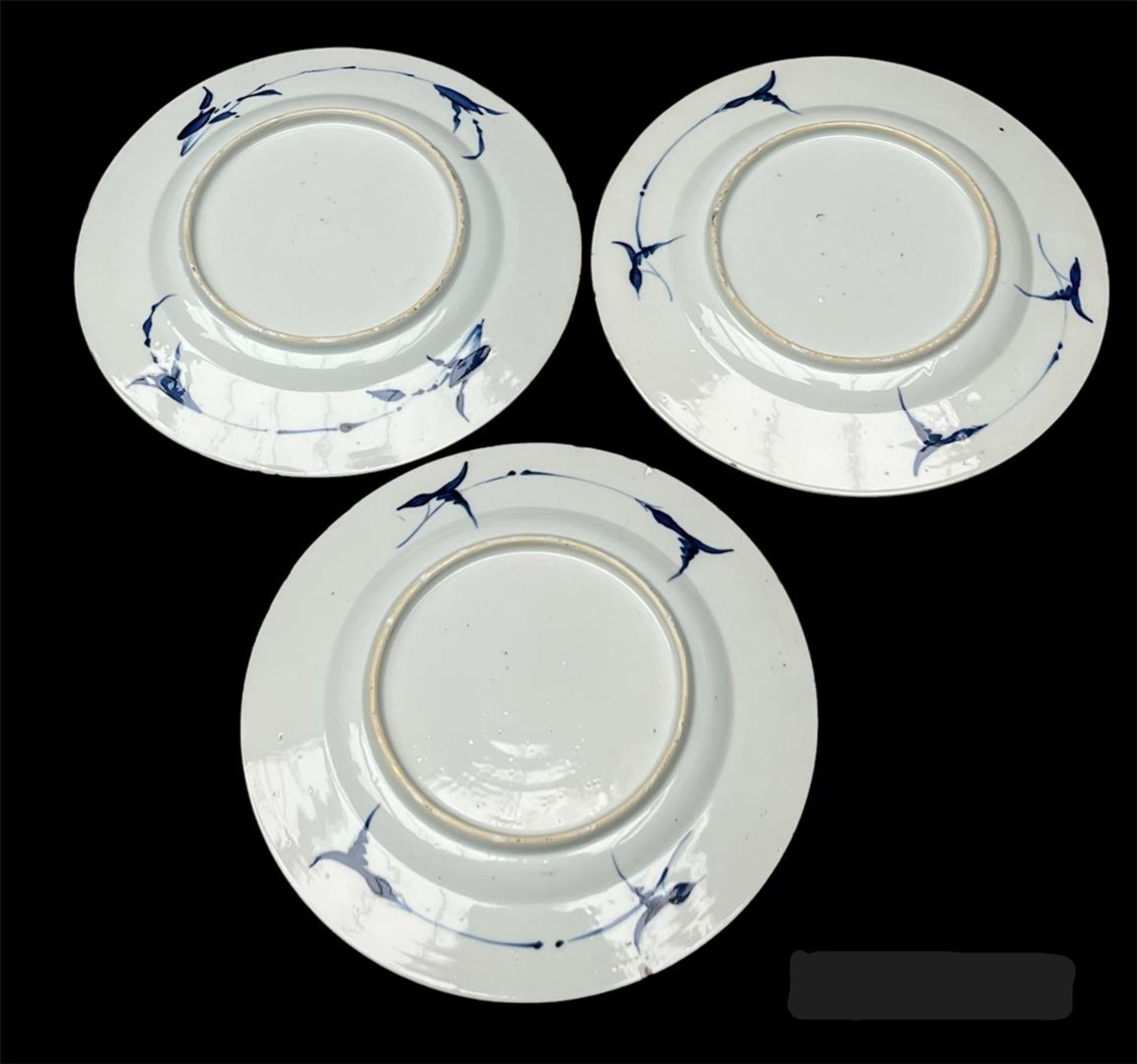 Three porcelain plates with a continuous outside with 6 stylized large flowers, between which a garl - Image 2 of 2