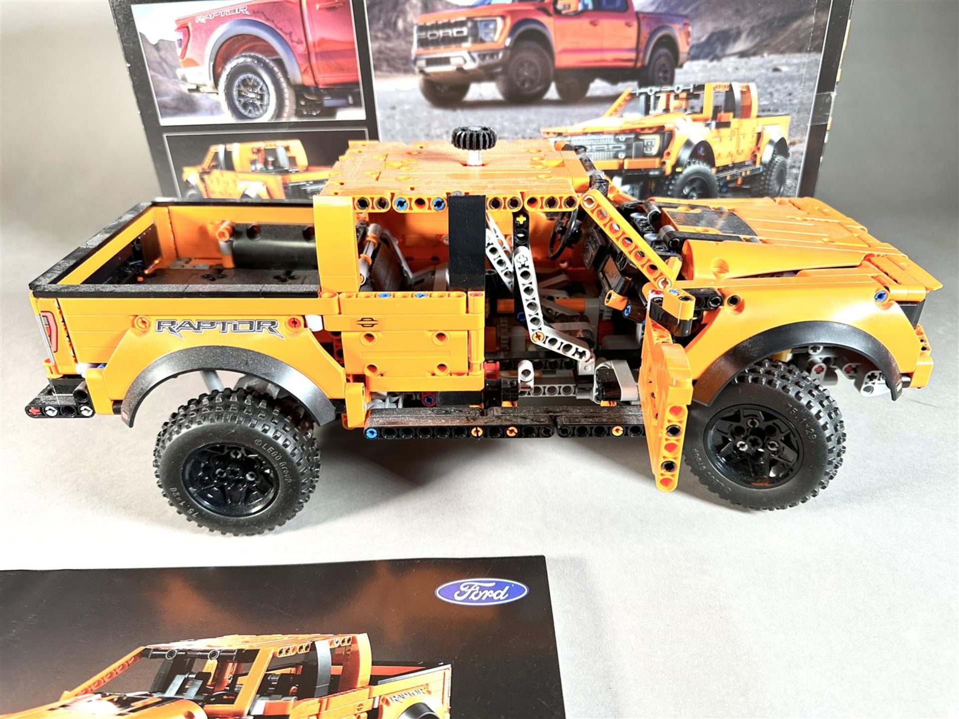 LEGO Technic Ford F-150 Raptor - 42126 - Bild 2 aus 3