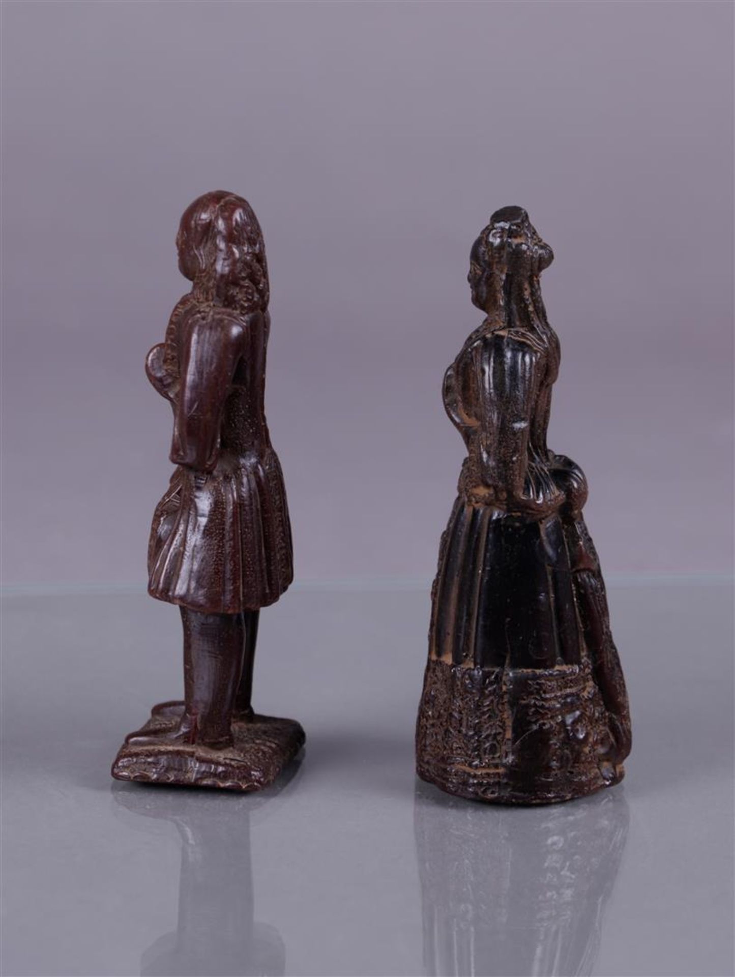 A lot of two wedding figures made in wax, 18th century clothing in wax. Early 19th century.
13 cm. - Image 4 of 5
