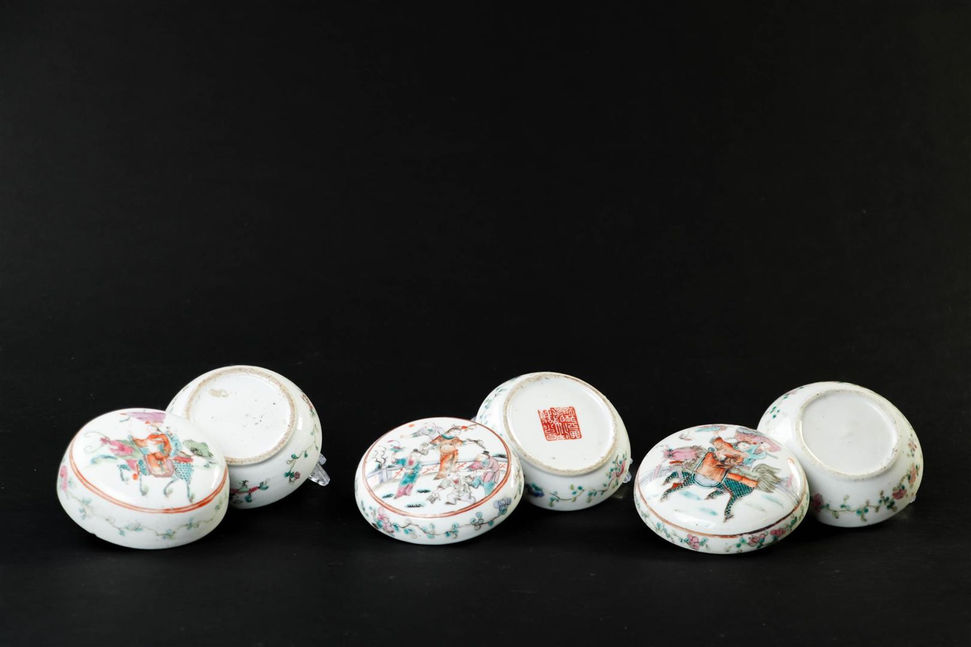 A lot of three porcelain lidded boxes decorated with, among other things, Qilin's and figures. China - Image 4 of 4