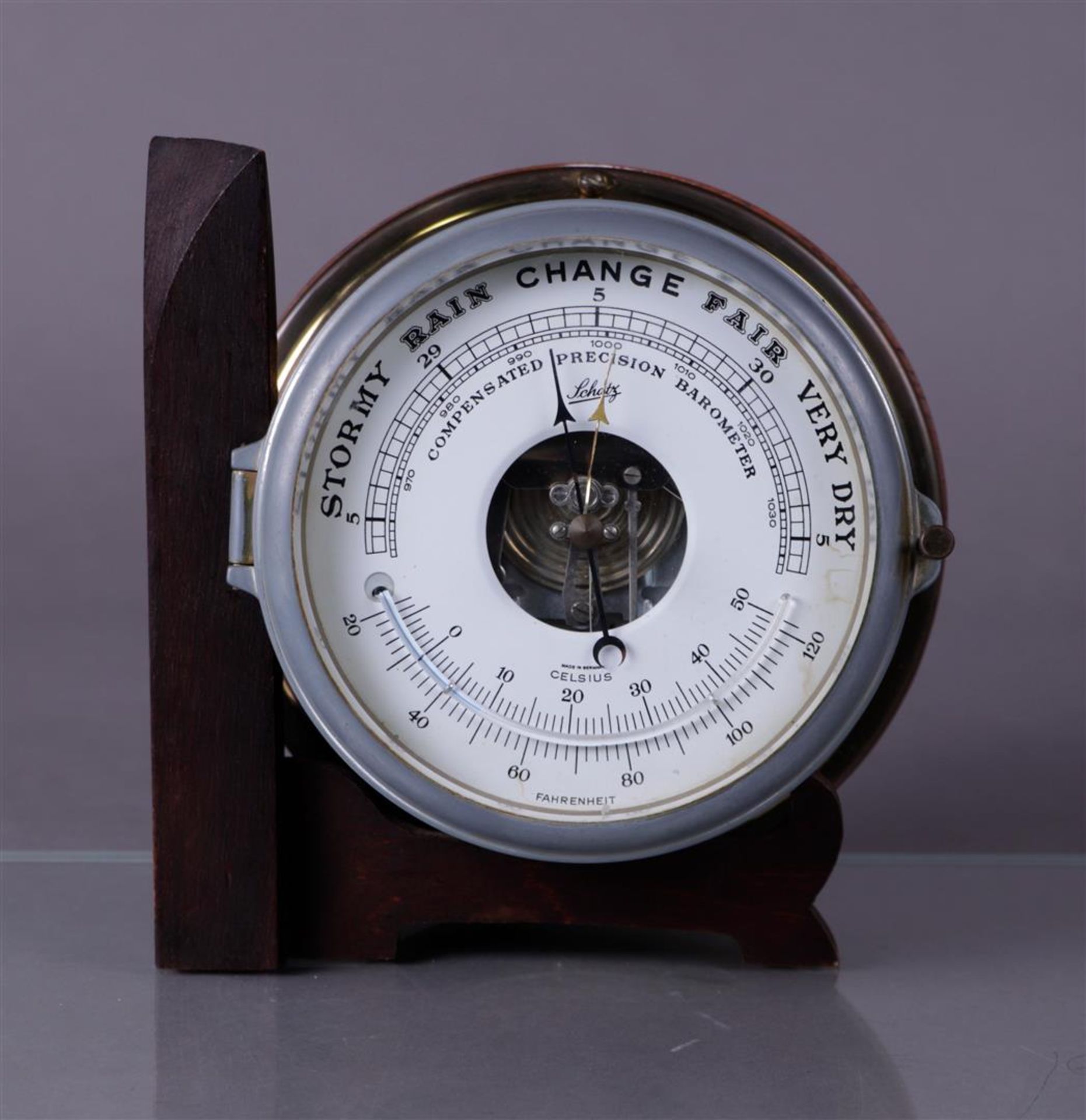 A lot consisting of a ship's clock and barometer. England, 20th century. - Bild 2 aus 8