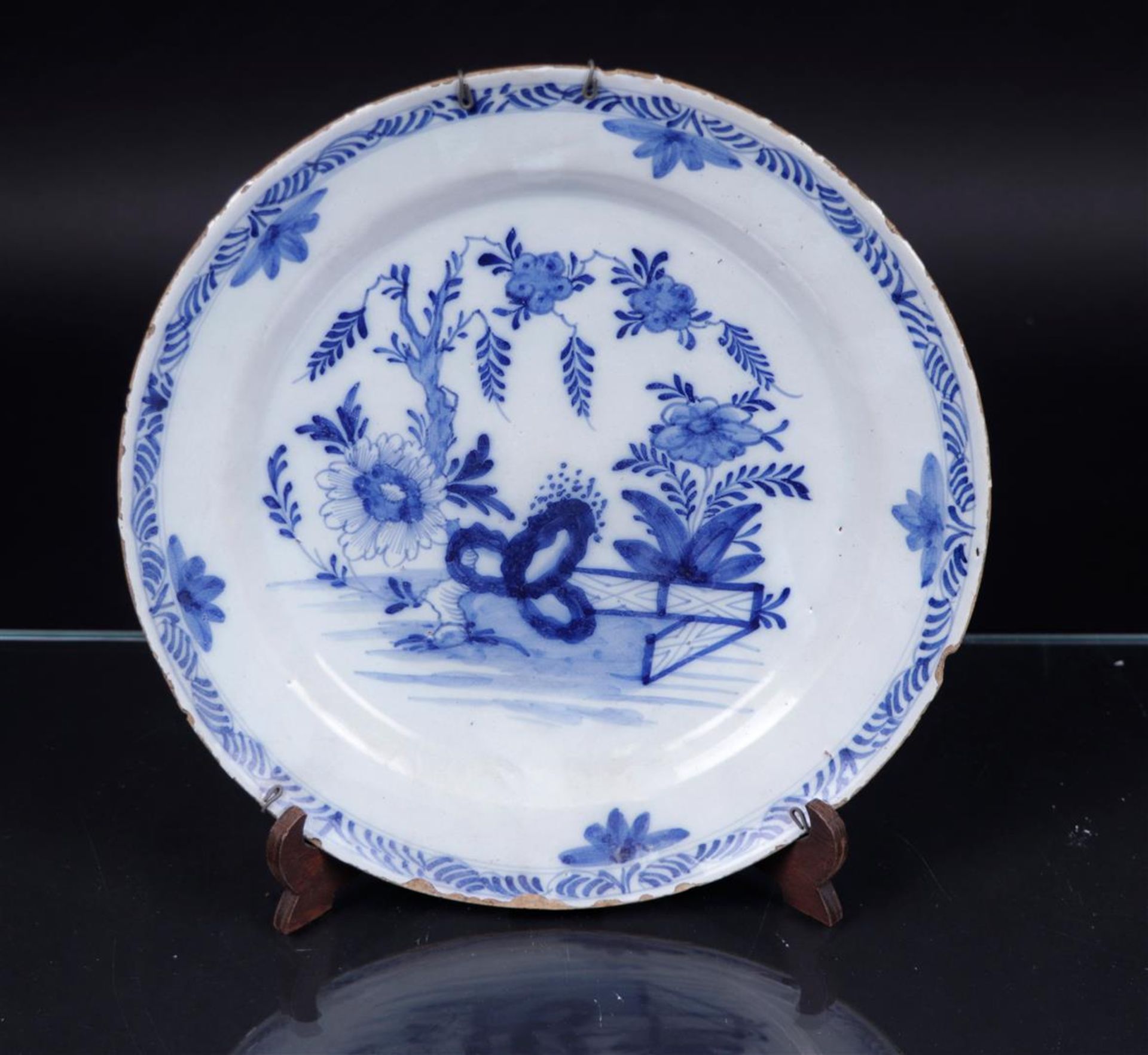 An earthenware dish with flower-fence decor. Following the Chinese example. Delft 18th century.
Diam