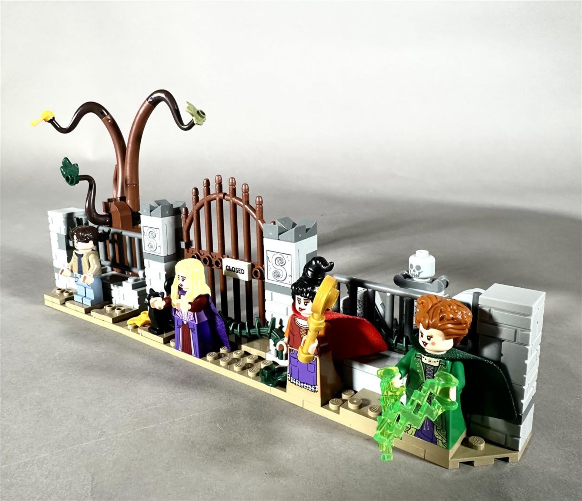 Lego Ideas. Disney Hocus Pocus: the Sanderson sisters' house Halloween Set - 21341 - Bild 4 aus 9