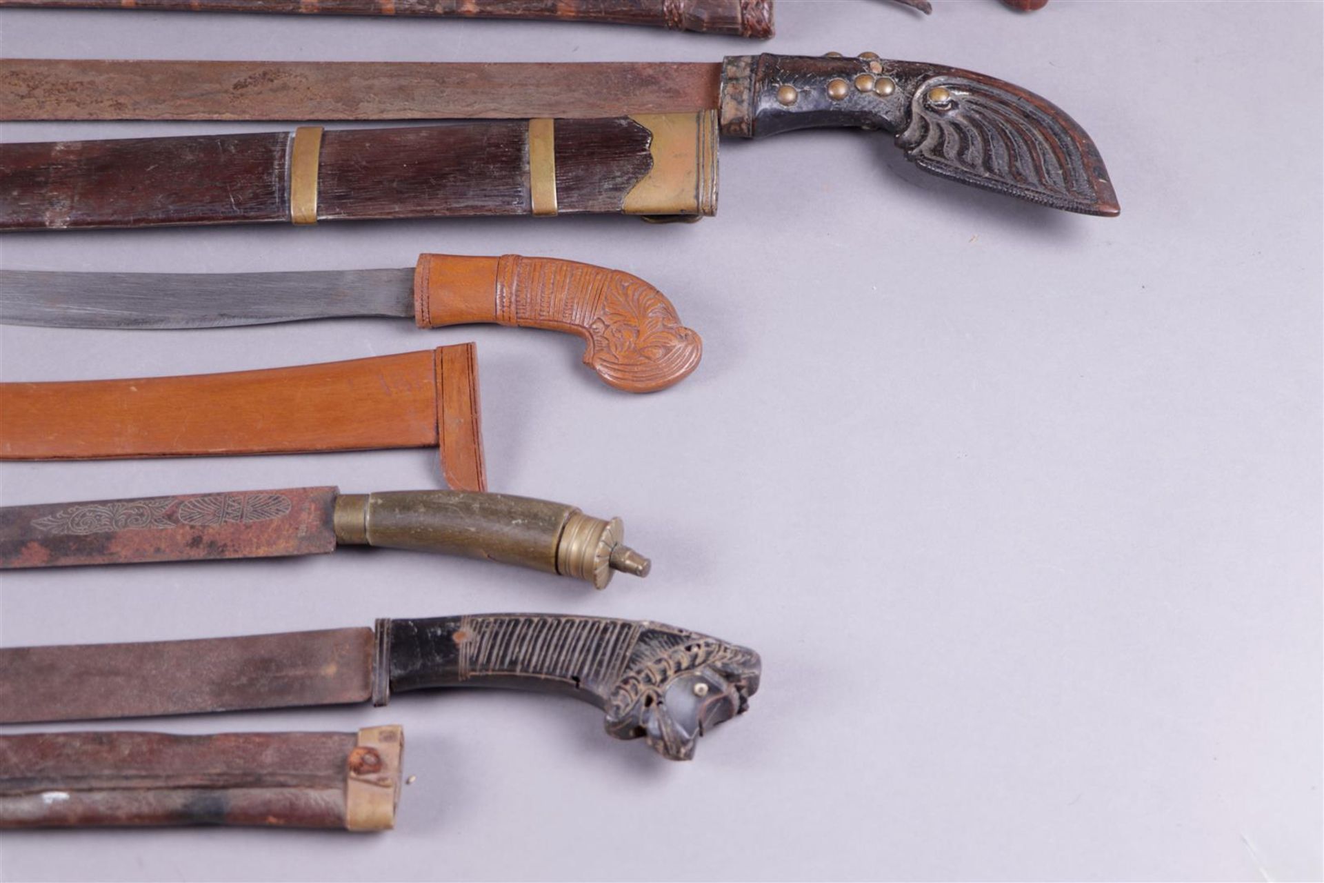 A lot consisting of (6) Indonesian blades. Mainly 19th century. - Image 3 of 4