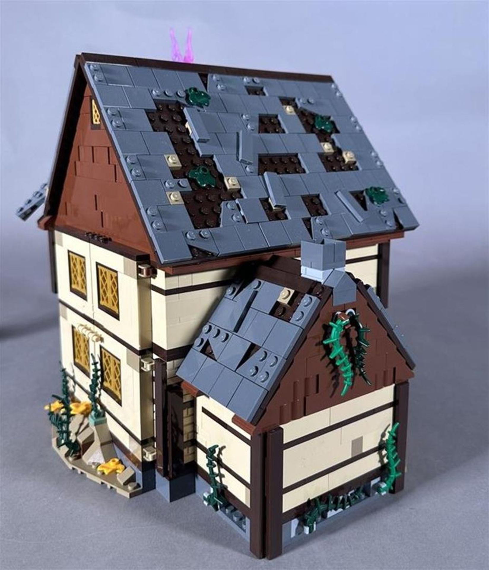 Lego Ideas. Disney Hocus Pocus: the Sanderson sisters' house Halloween Set - 21341 - Bild 3 aus 9