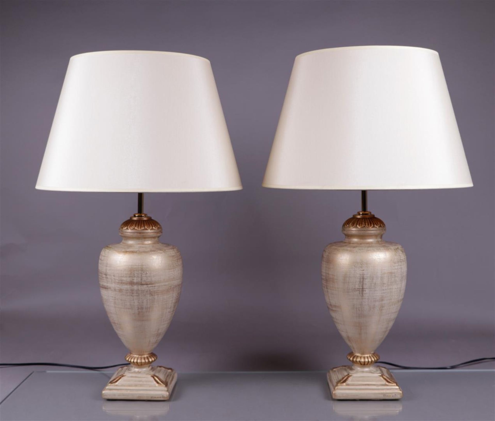 Bondia, Two classic table lamps in ceramic.